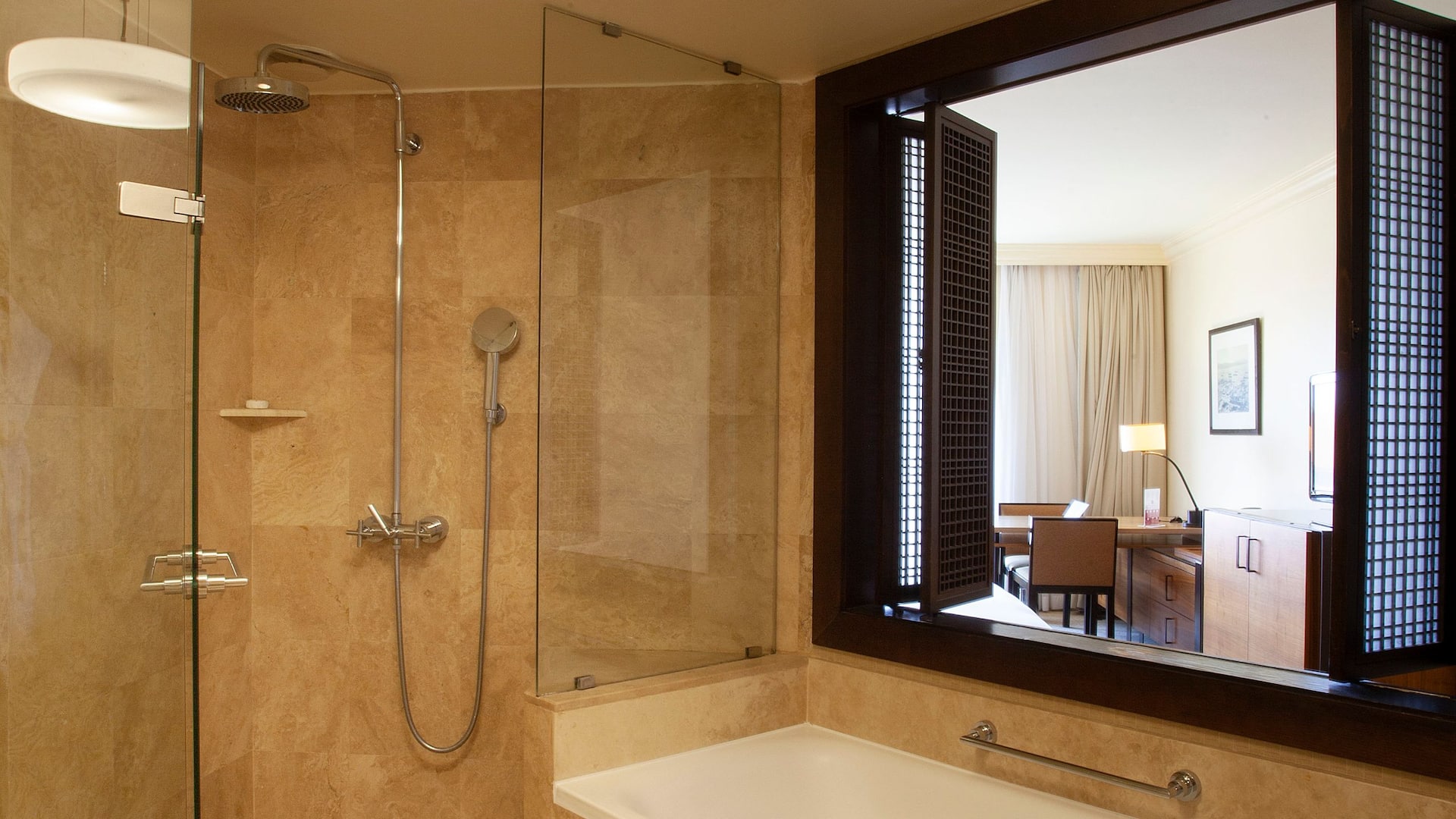 5 de 5 Grand Hyatt Istanbul Standard Bathroom Shower Tub