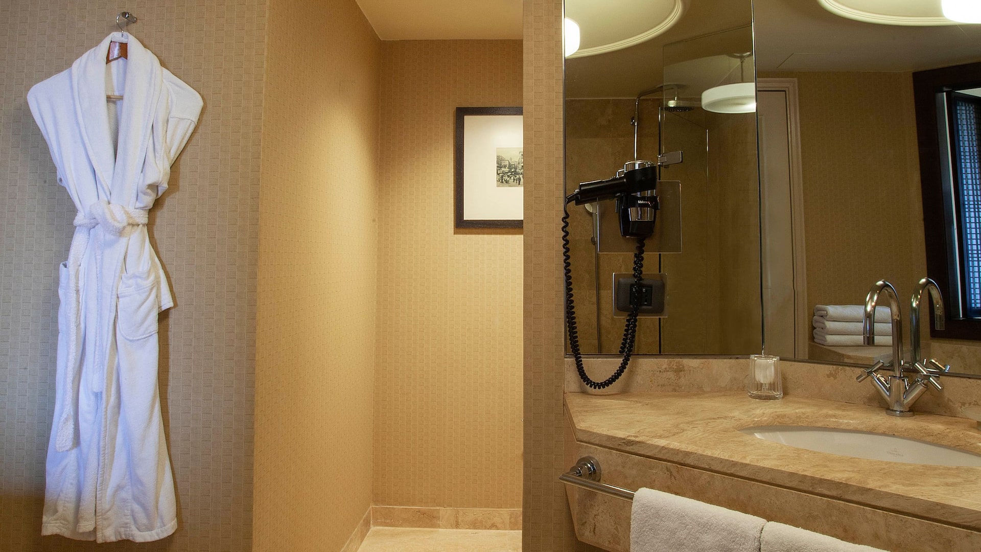 5 de 5 Grand Hyatt Istanbul Standard Bathroom Sink Robe