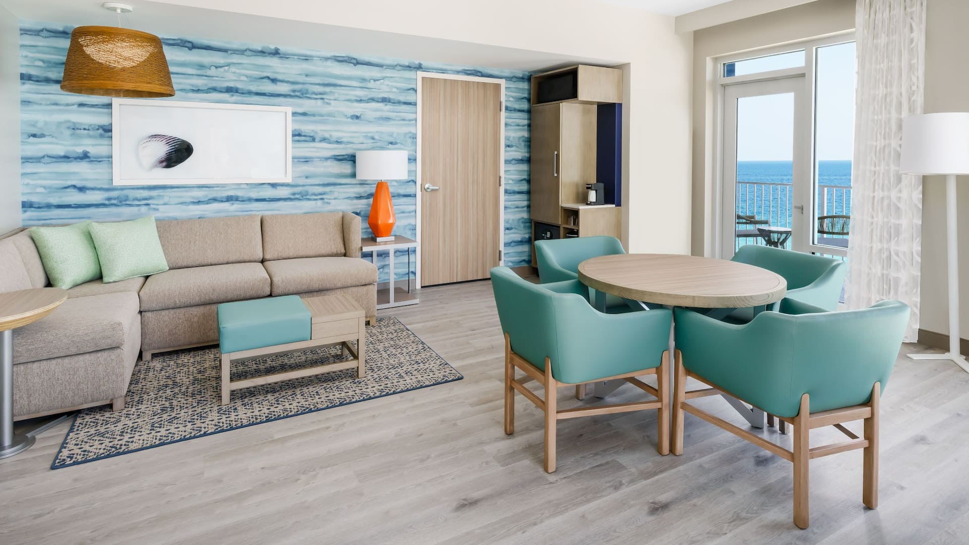 2 de 6 Hyatt Place Panama City Beach / Beachfront Suite Couch Dining Area