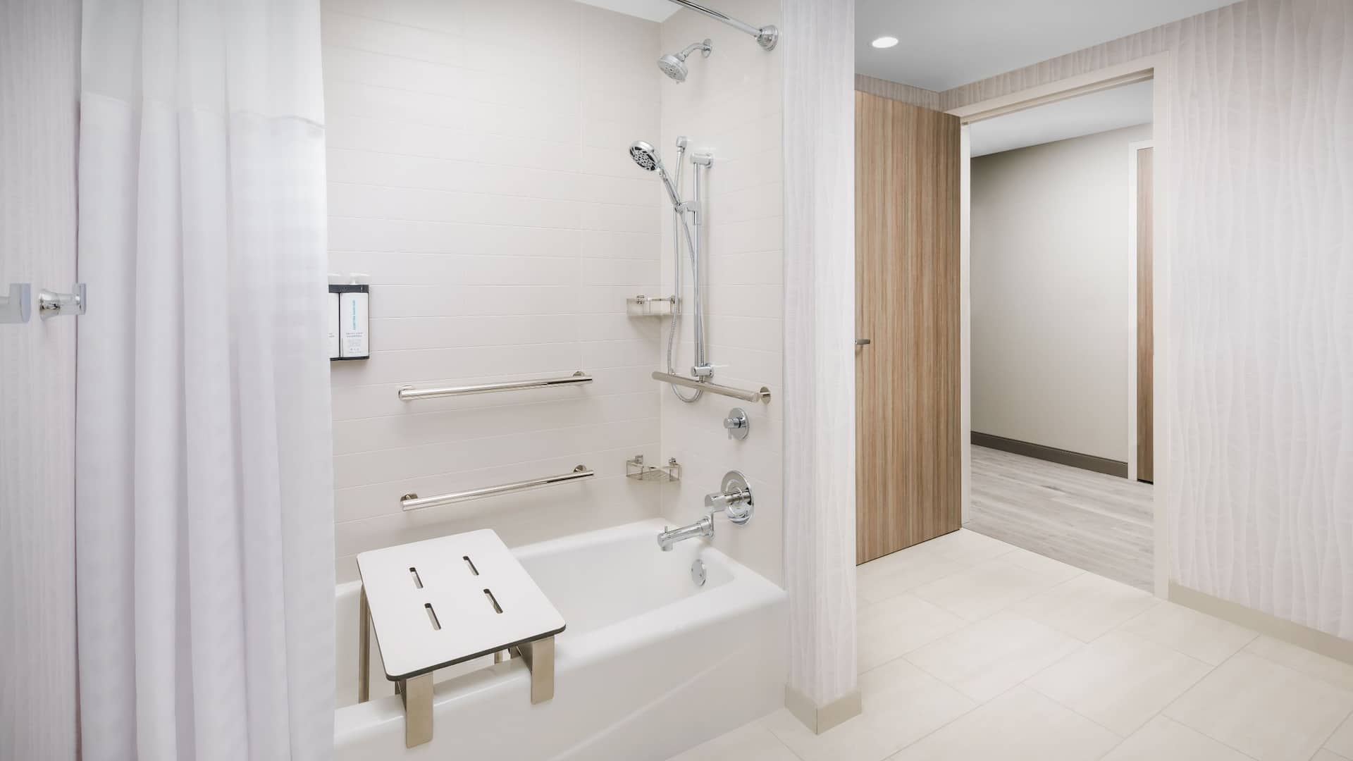 6 de 6 Hyatt Place Panama City Beach / Beachfront Ada Bathroom Bathtub