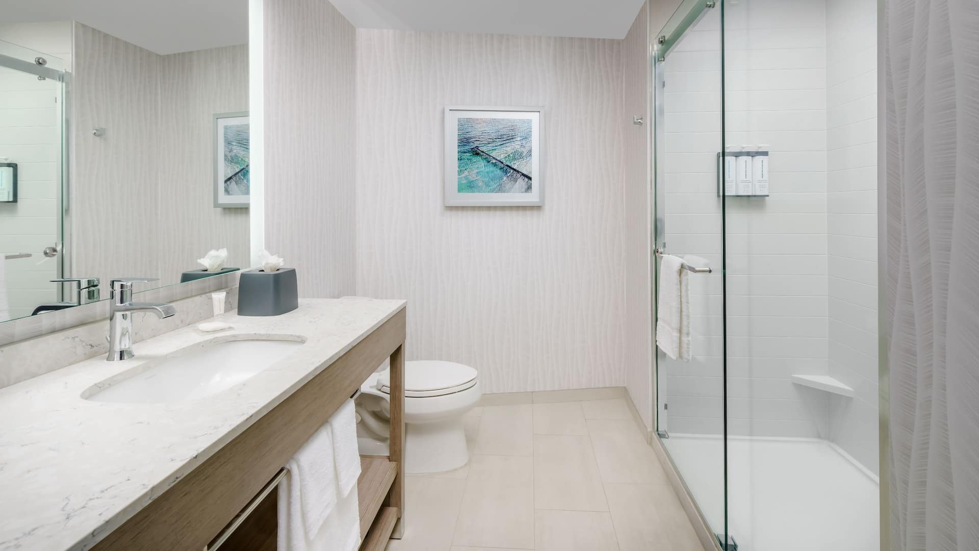 6 de 7 Hyatt Place Panama City Beach / Beachfront Bathroom Shower