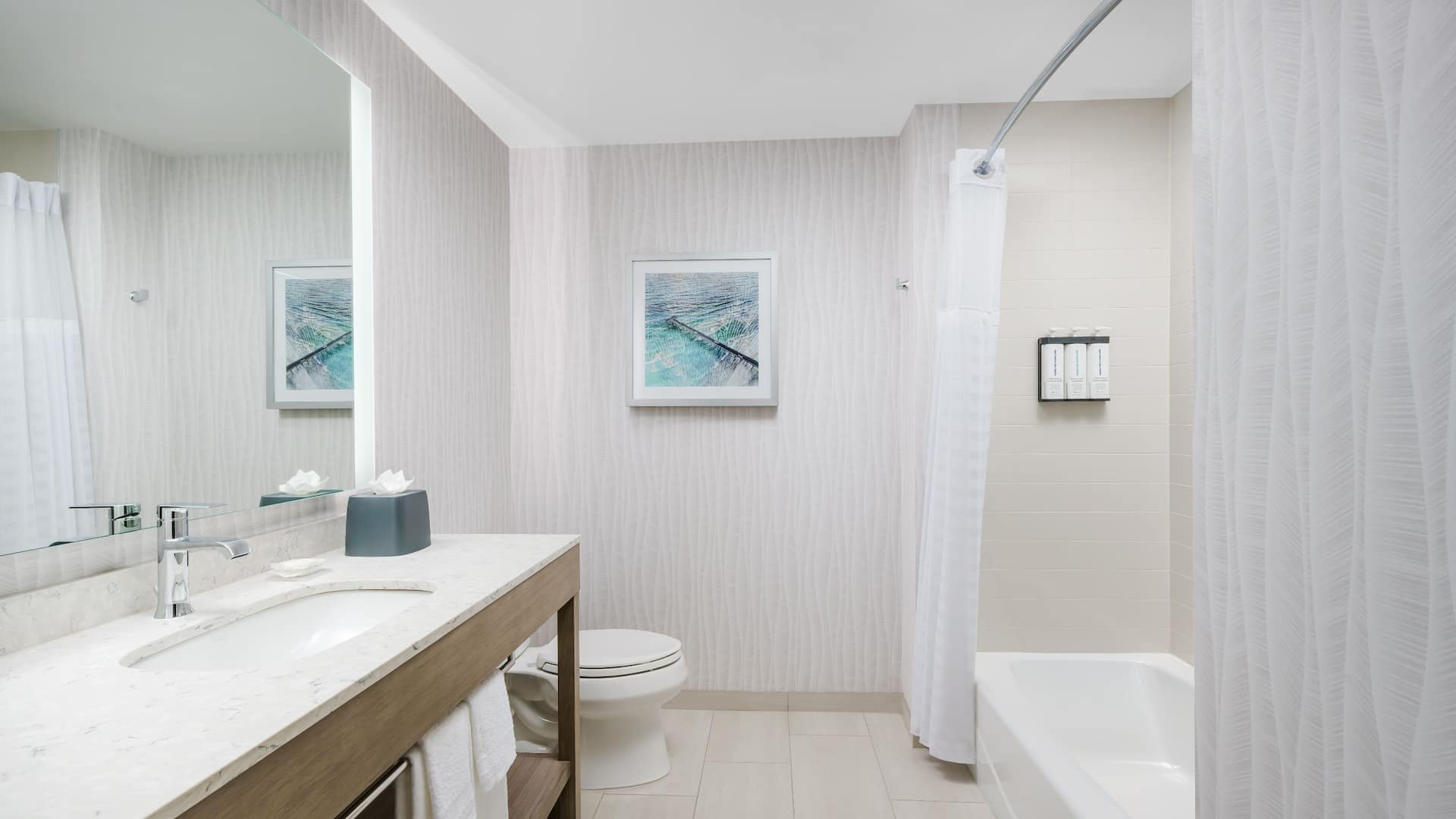 5 de 6 Hyatt Place Panama City Beach / Beachfront Bathroom Bathtub
