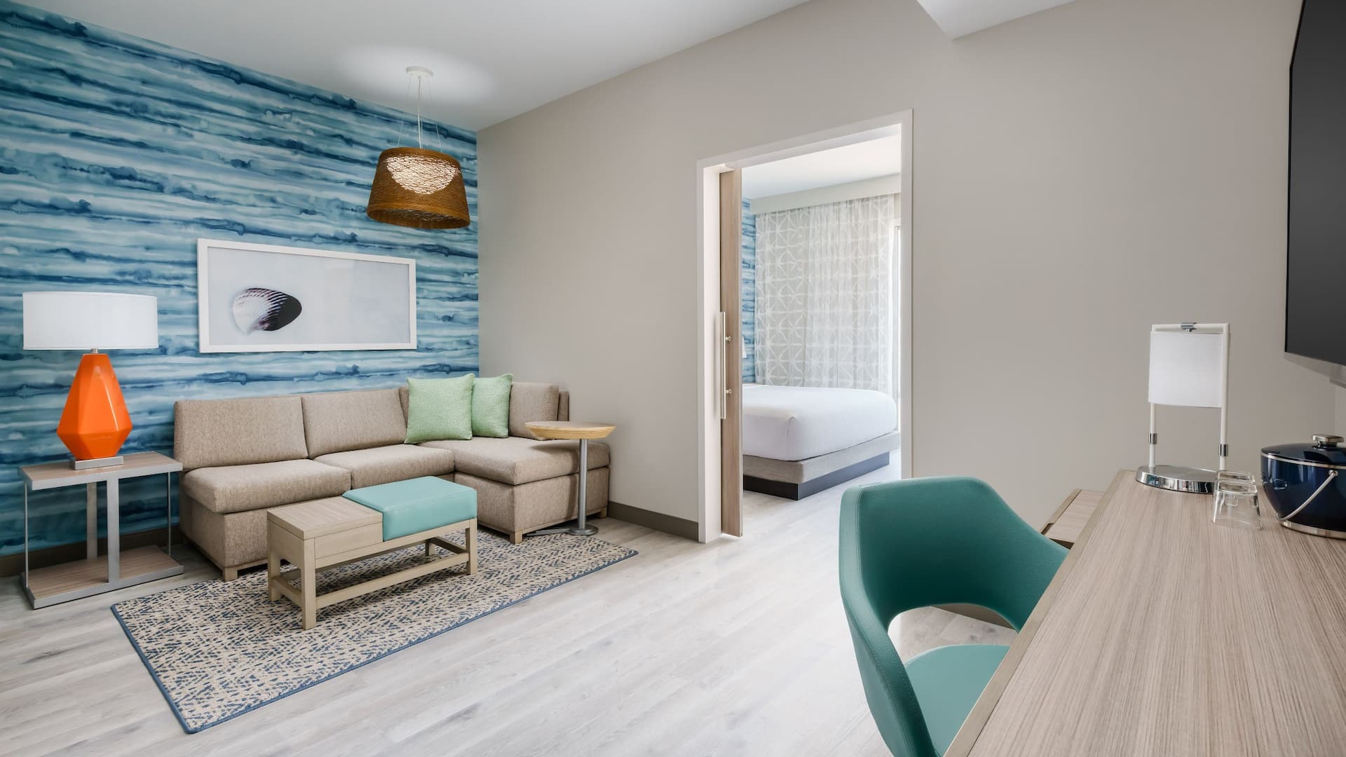 2 de 5 Hyatt Place Panama City Beach / Beachfront King Guestroom Living Area Into Bed