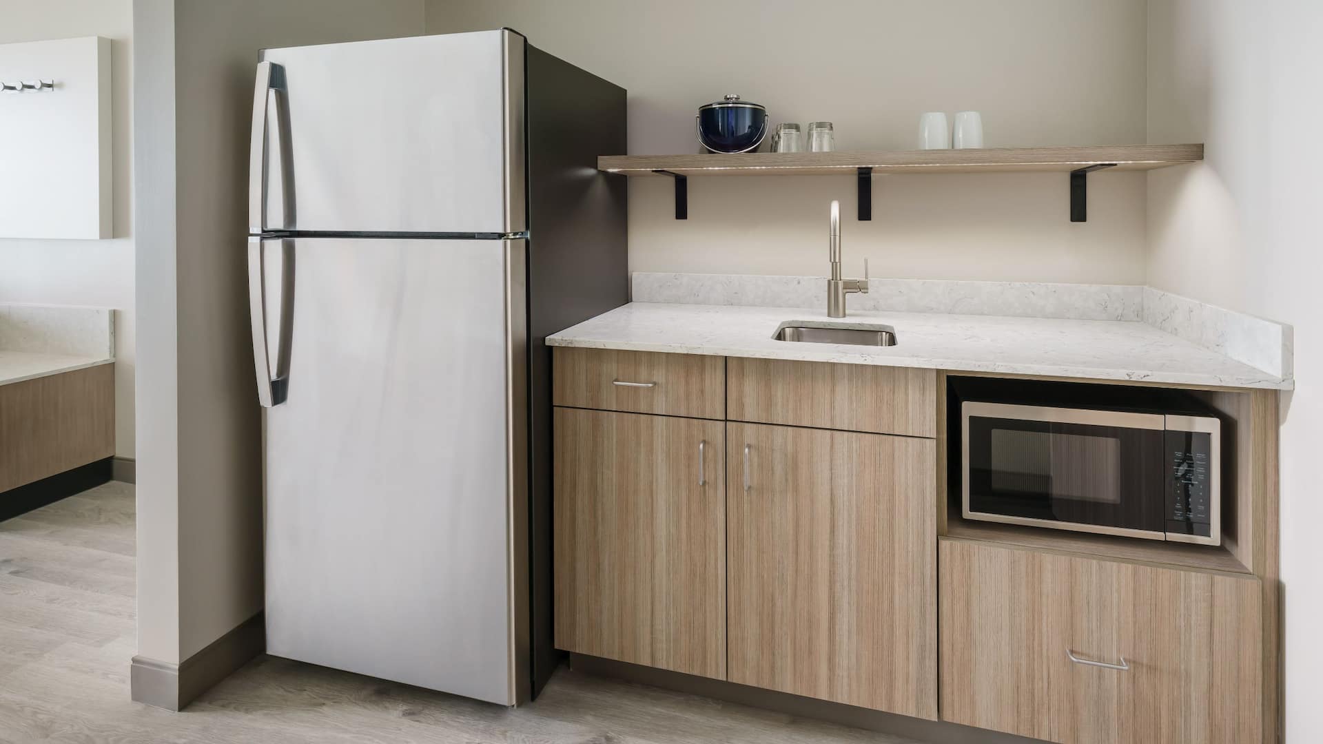 3 de 7 Hyatt Place Panama City Beach / Beachfront Kitchenette Fridge Counter