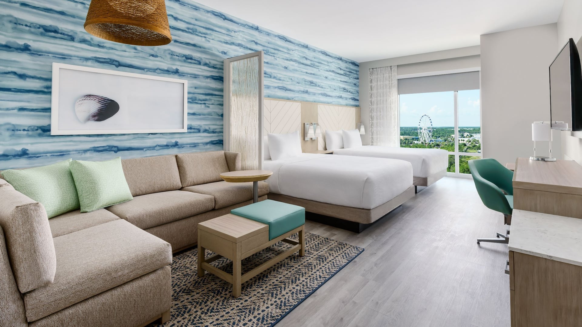 3 de 5 Hyatt Place Panama City Beach / Beachfront Double Queen Beds Guest Room Couch