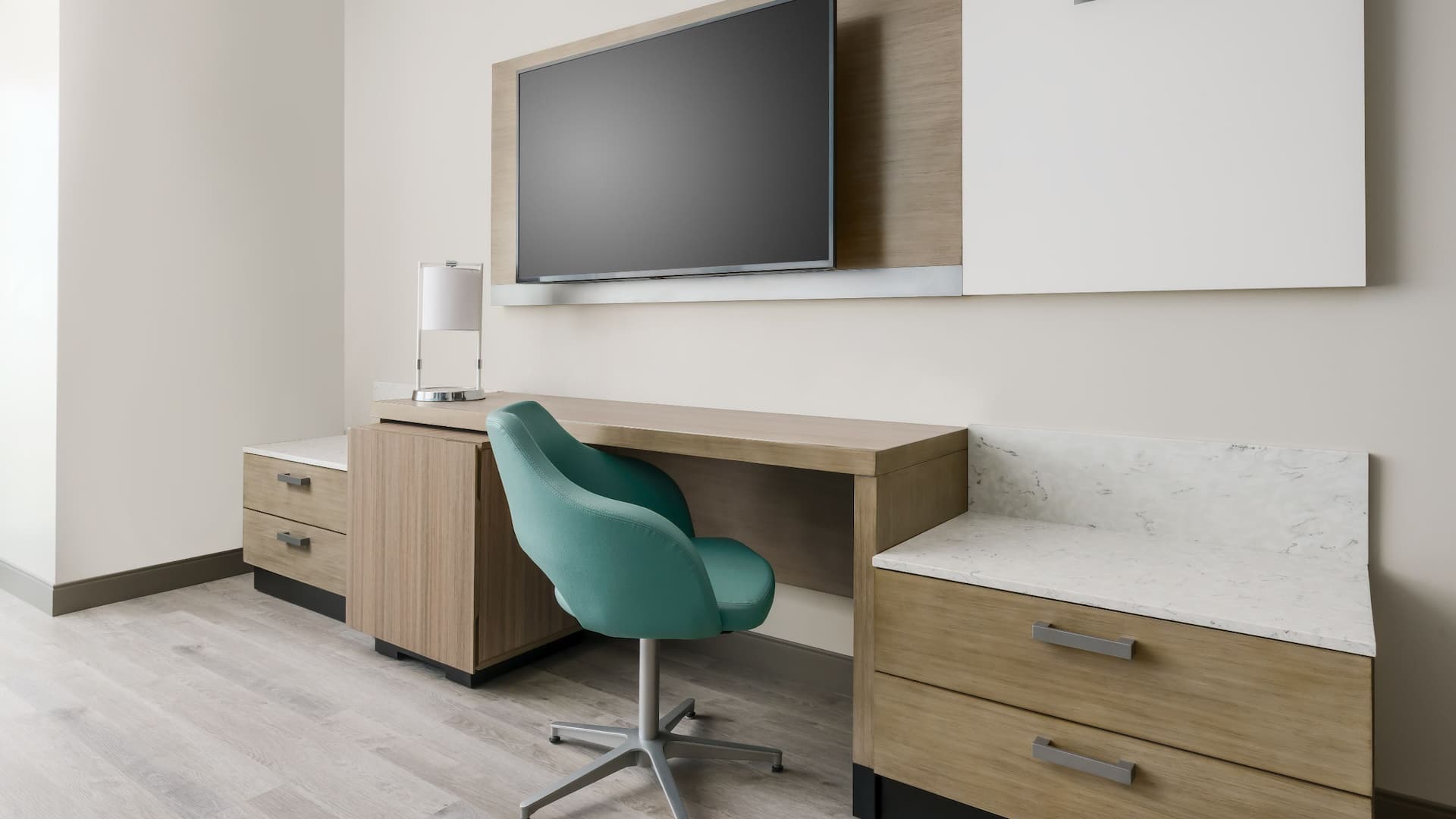 5 de 7 Hyatt Place Panama City Beach / Beachfront Guestroom Desk Area Television