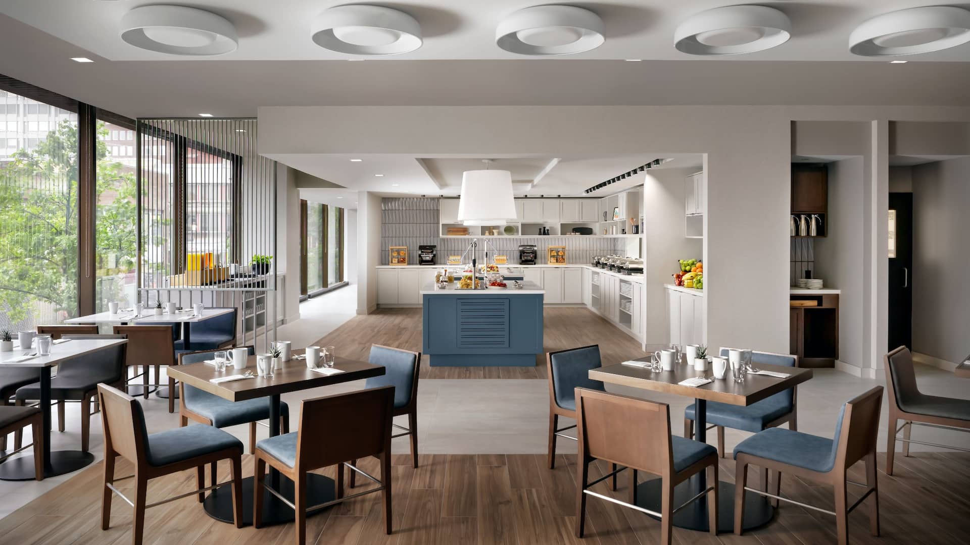 Hyatt Place Montréal – Downtown Breakfast Bar Dining Area