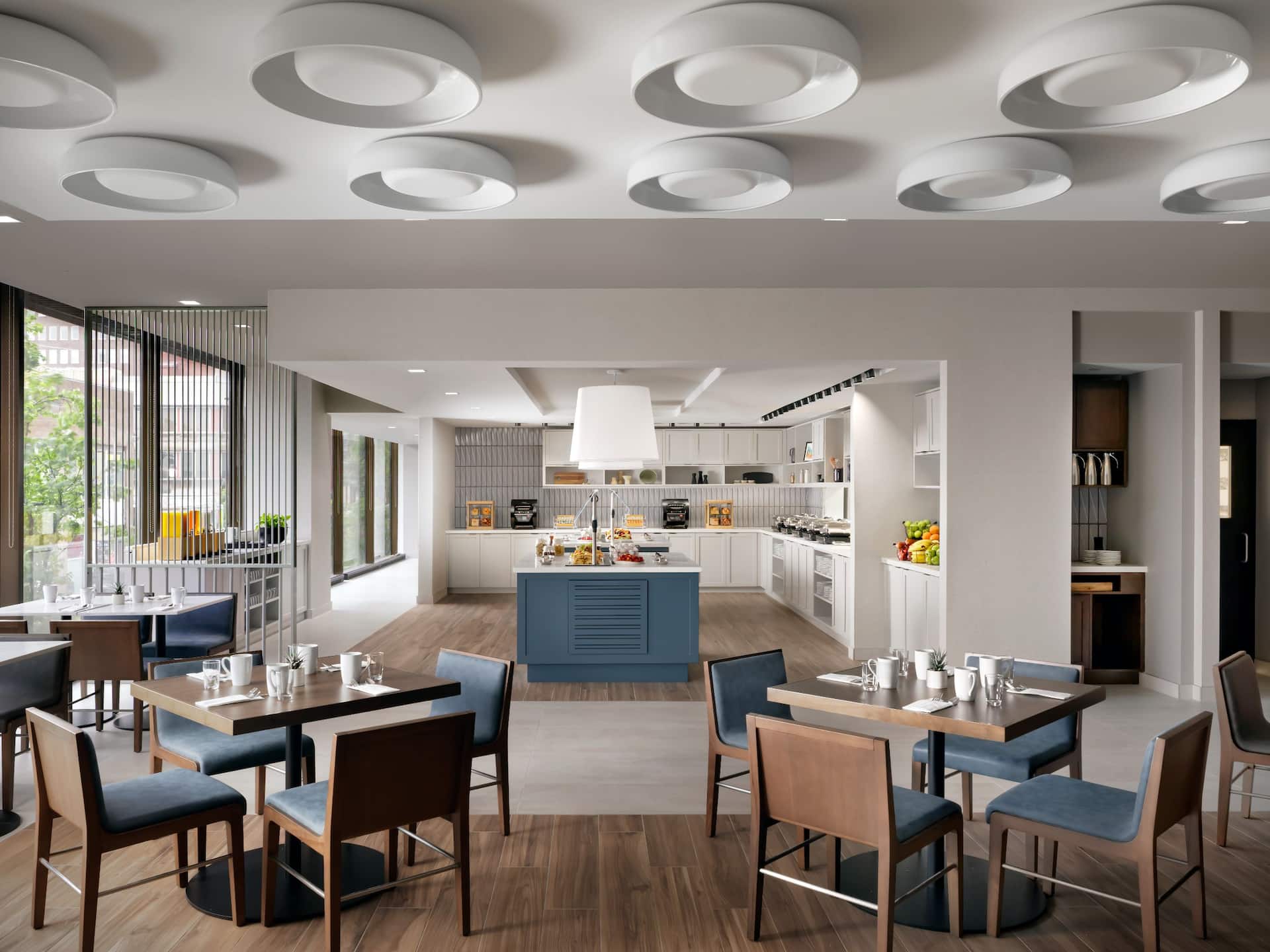 Hyatt Place Montréal – Downtown Breakfast Bar Dining Area