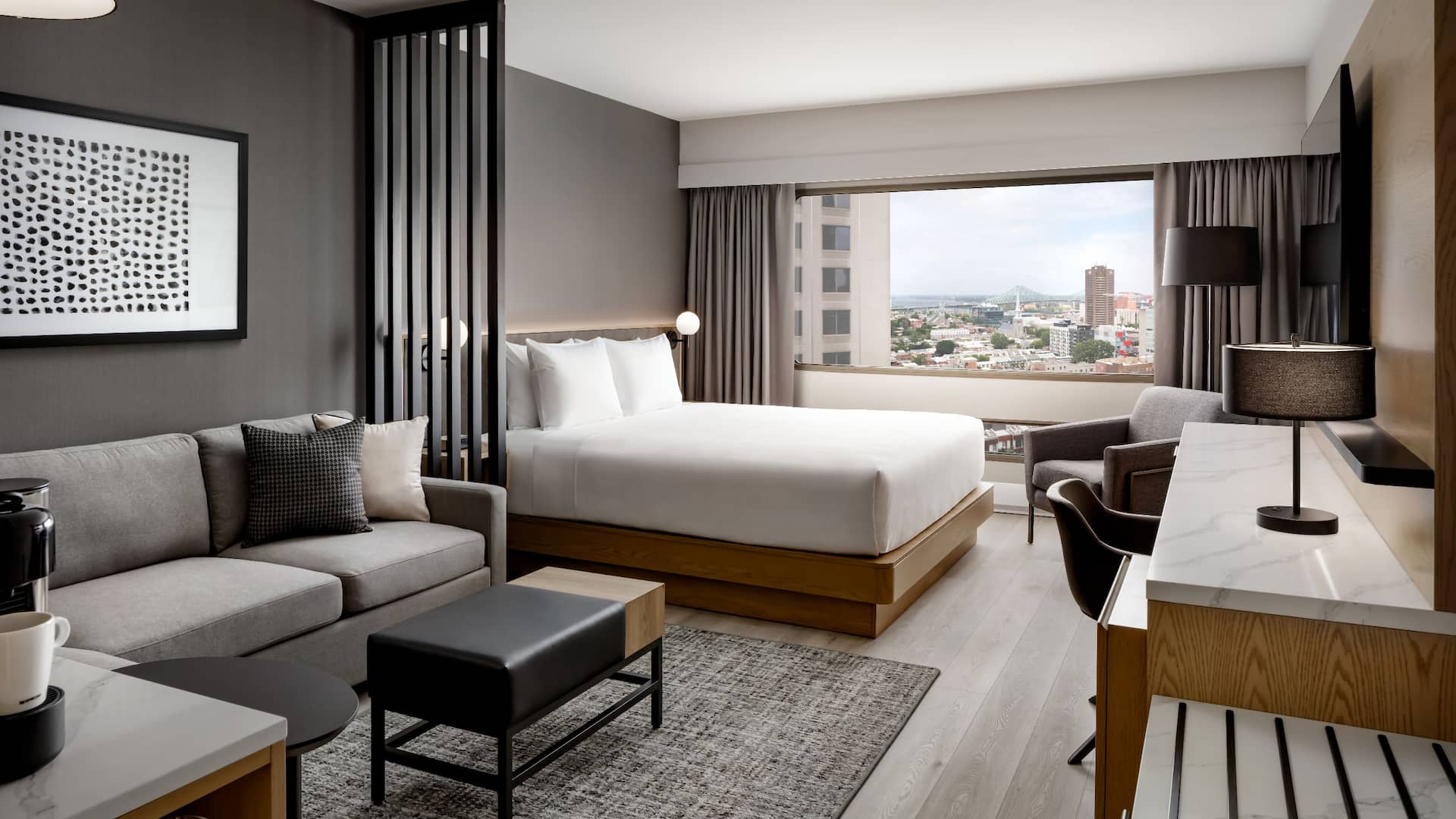 1/4 Hyatt Place Montréal – Downtown King Guestroom St Lawrence View