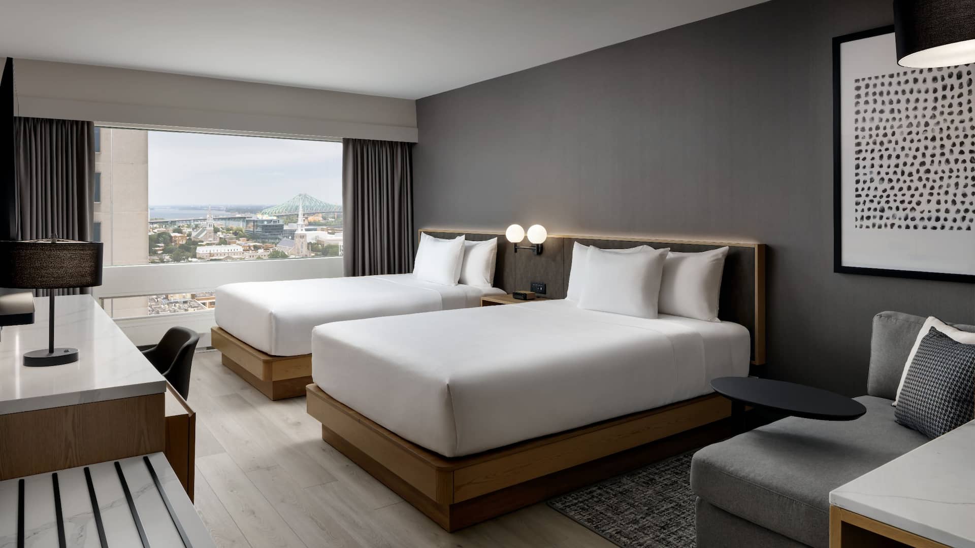 1/4 Hyatt Place Montréal – Downtown Queen Guestroom St Lawrence View