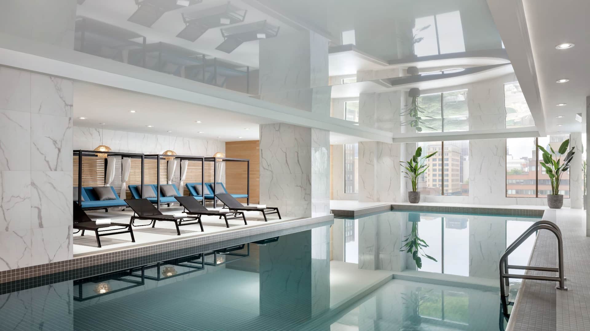 Hyatt Place Montréal – Downtown Indoor Pool Seating