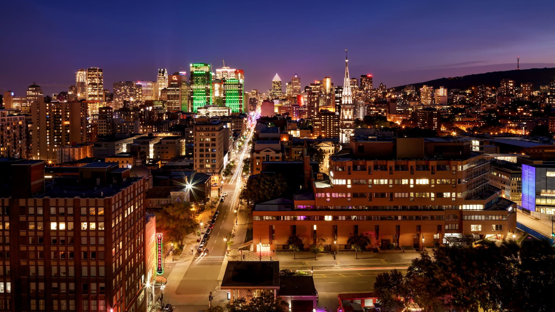 Hyatt Place Montréal – Downtown Cityscape Night