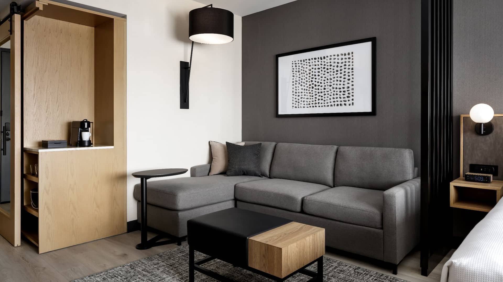 2/3 Hyatt Place Montréal – Downtown King Guestroom Seating Area