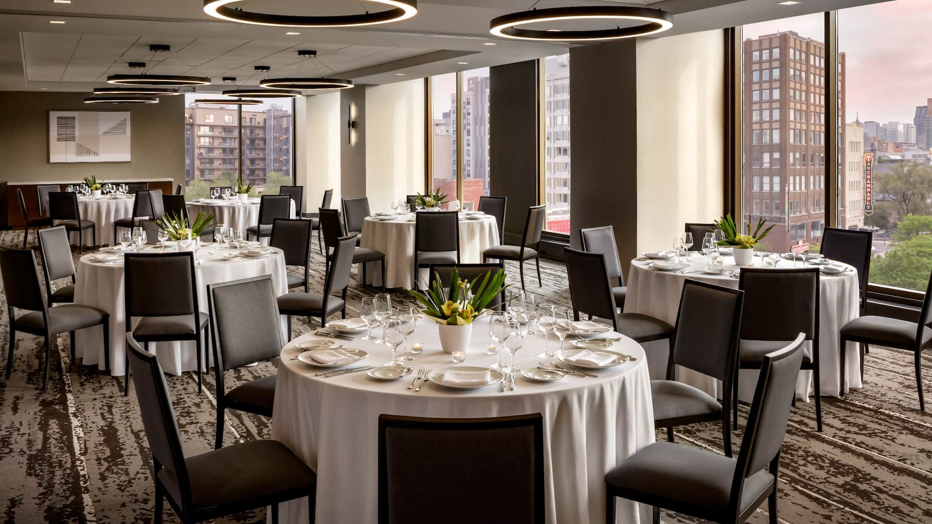 Hyatt Place Montréal – Downtown Purple Studio Meeting Room Round Tables