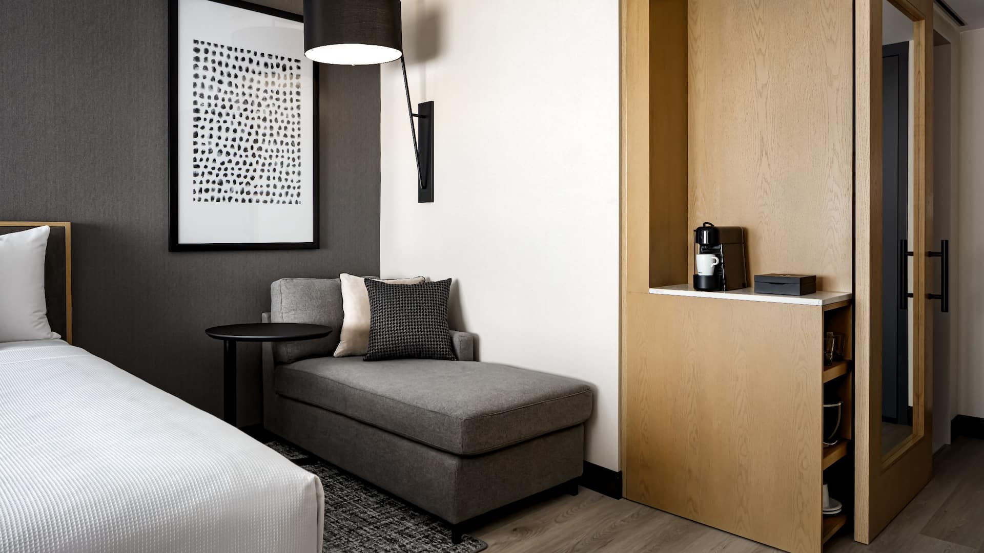 2/3 Hyatt Place Montréal – Downtown Queen Guestroom Seating Area