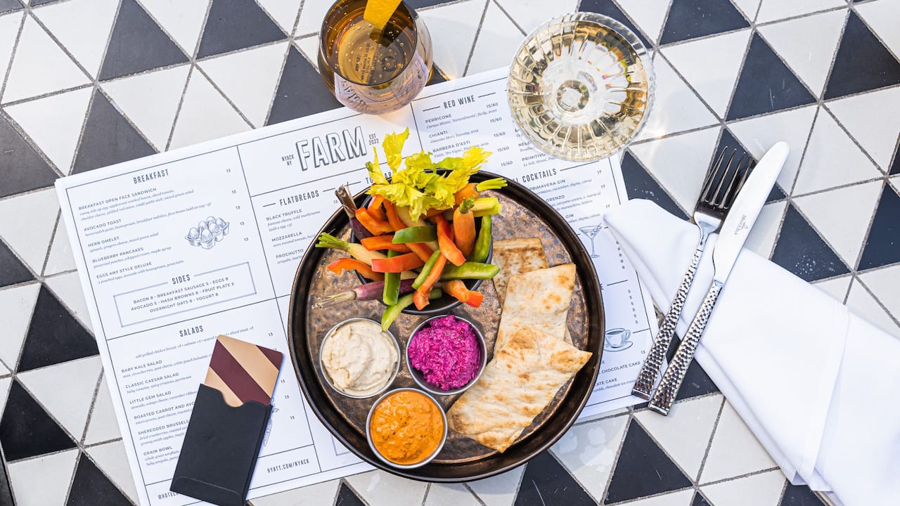 Veggie-Hummus platter