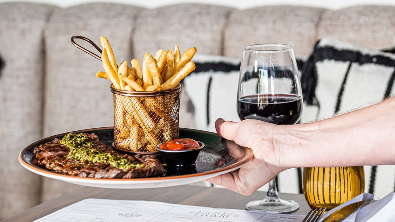 Steak and fries w/hand