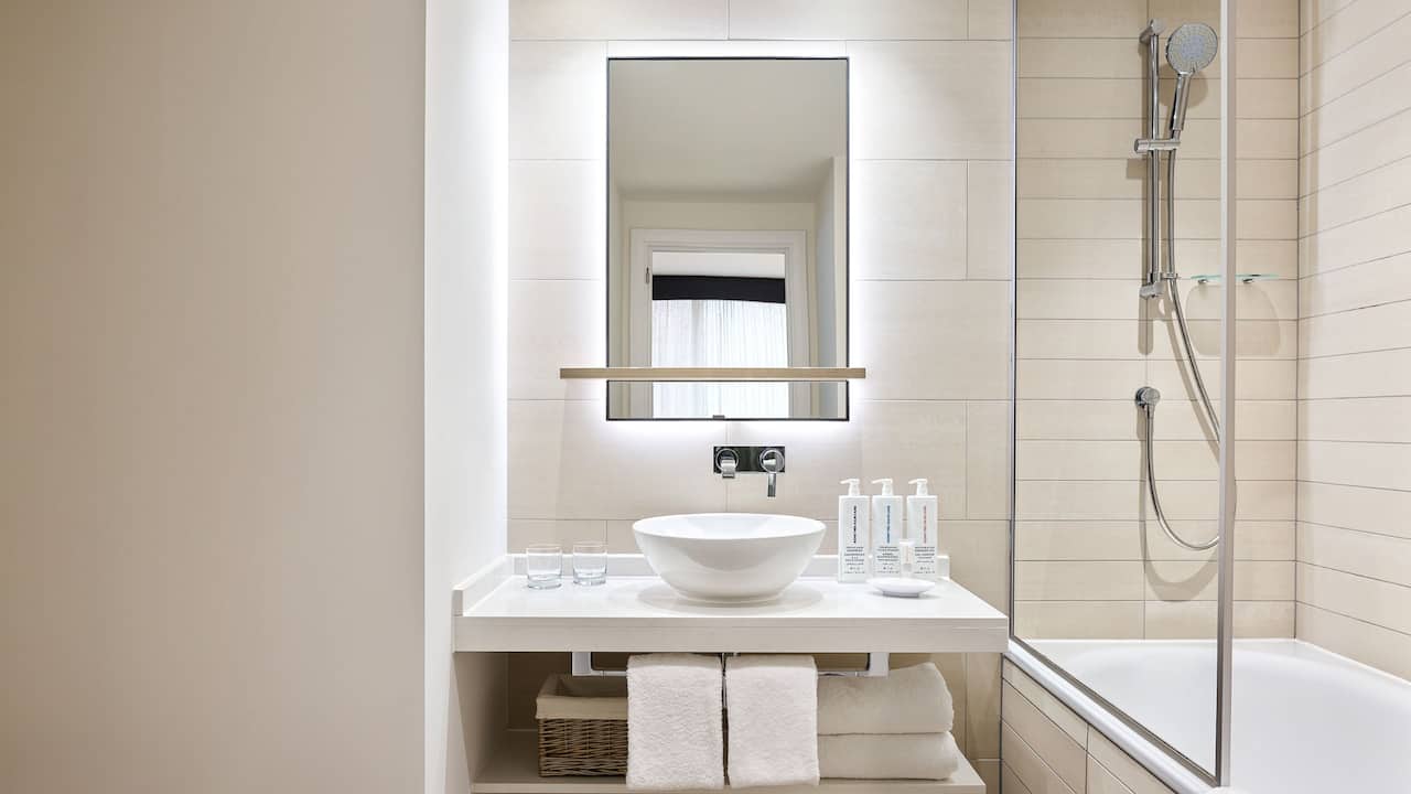 Bathroom Studio Apartment Hyatt House Manchester