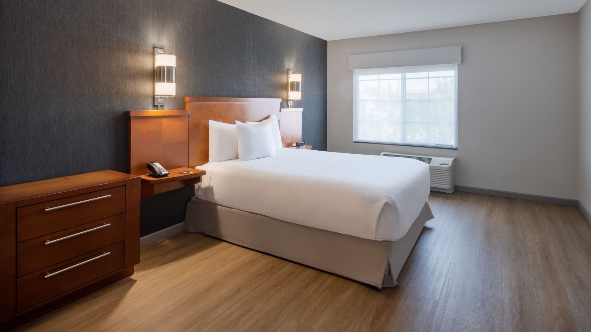 Hyatt Place Santa Fe Ada One Queen Bed