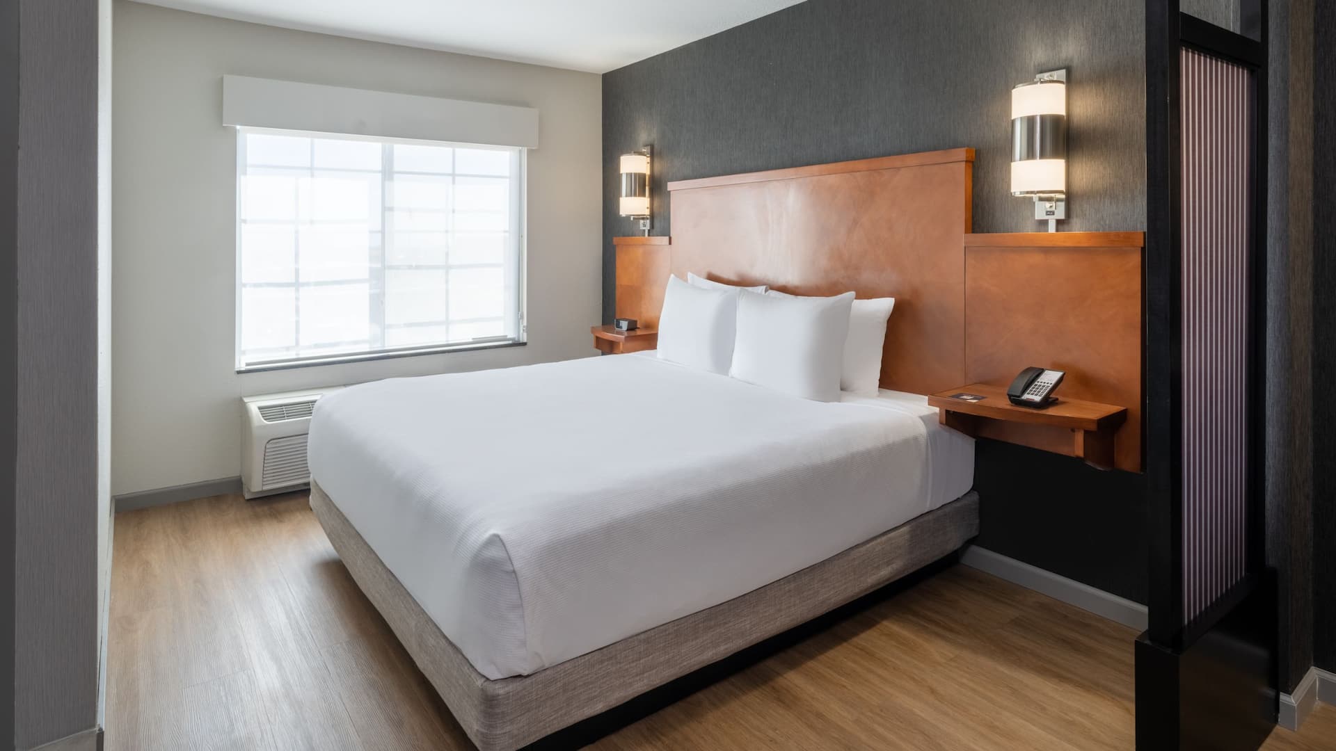 Hyatt Place Santa Fe Safzs King Bed Detail