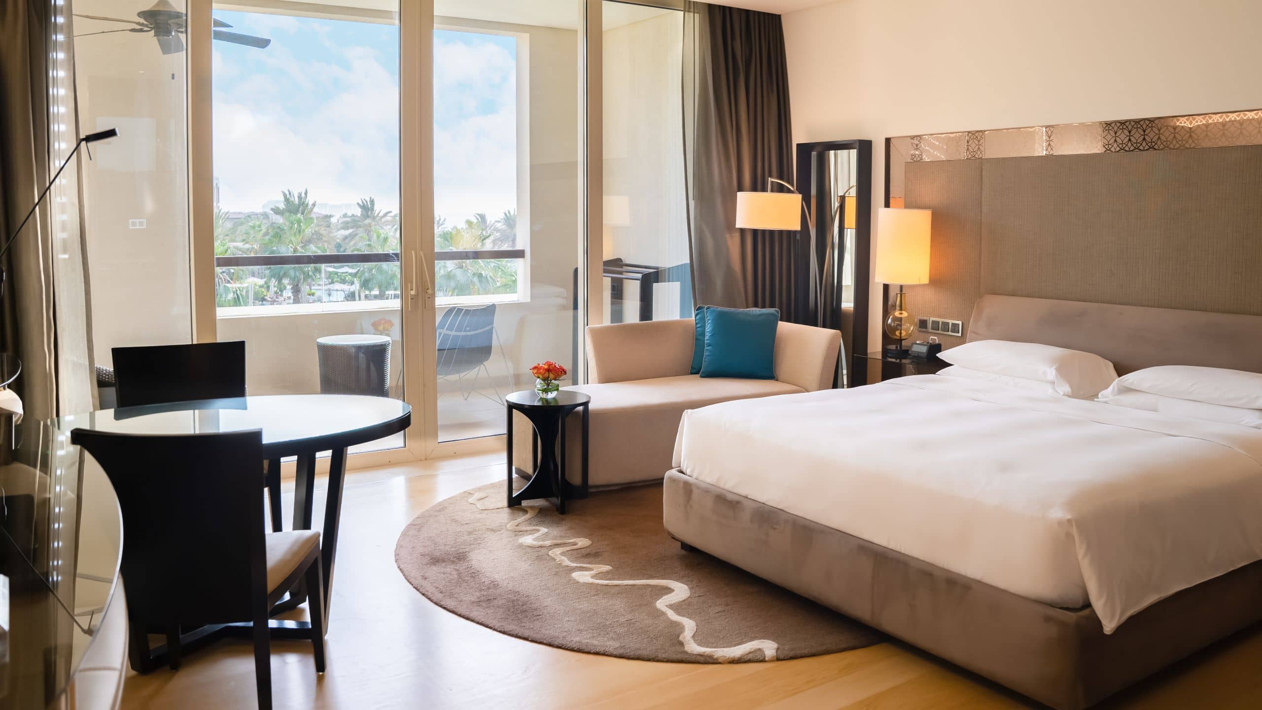 3 de 7 Park Hyatt Abu Dhabi Hotel and Villas Garden View King Guestroom Seating