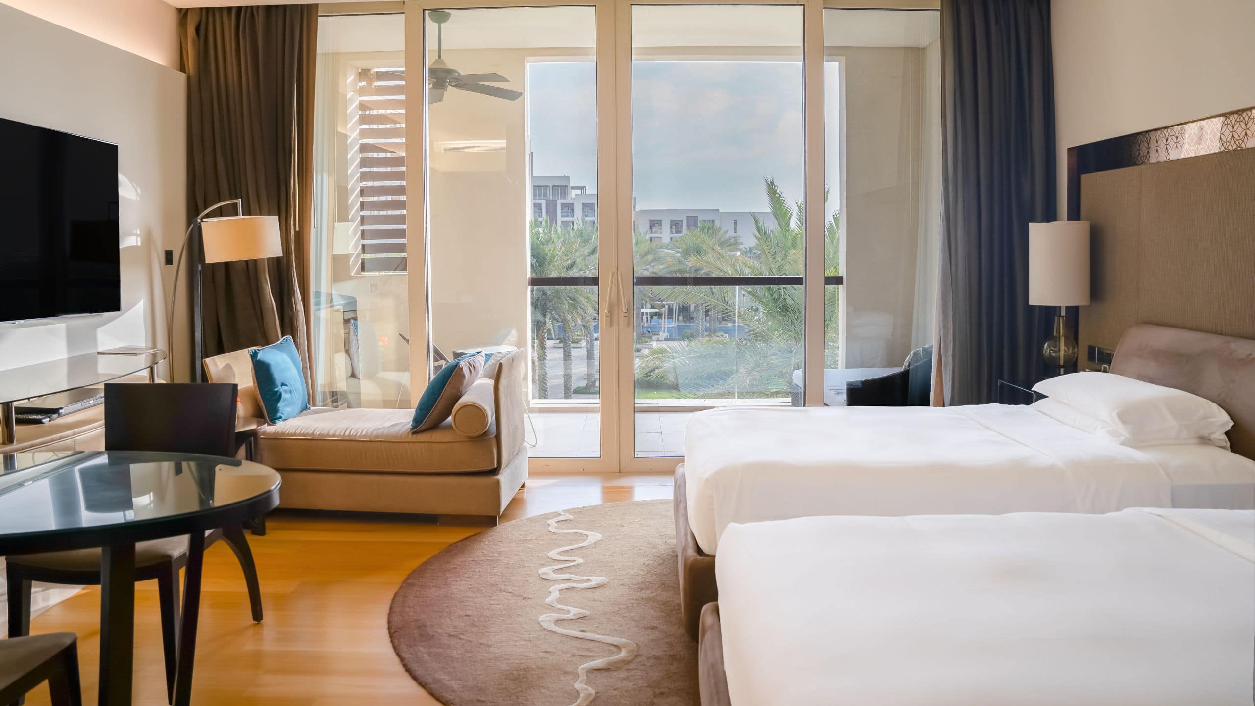 1 de 6 Park Hyatt Abu Dhabi Hotel and Villas Garden View Double Twin Guestroom Seating
