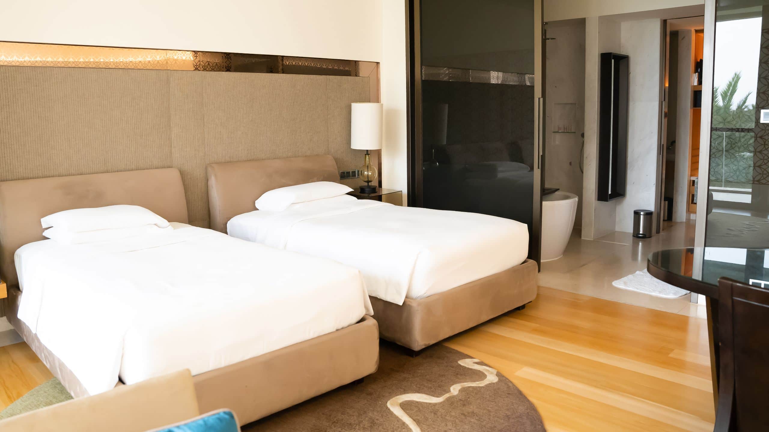 2 de 6 Park Hyatt Abu Dhabi Hotel and Villas Garden View Double Twin Guestroom