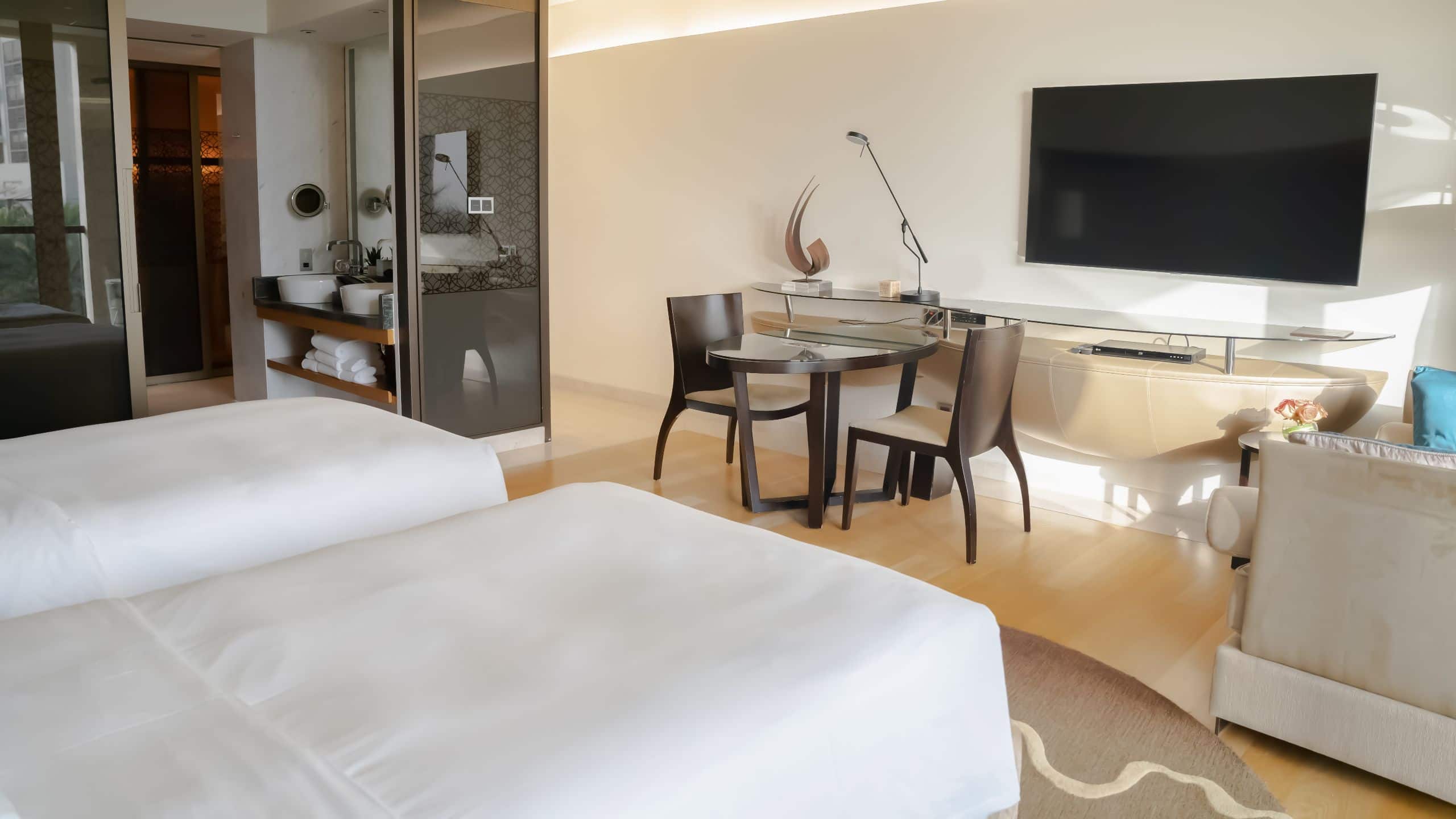 2 de 6 Park Hyatt Abu Dhabi Hotel and Villas Garden View Double Twin Guestroom Television