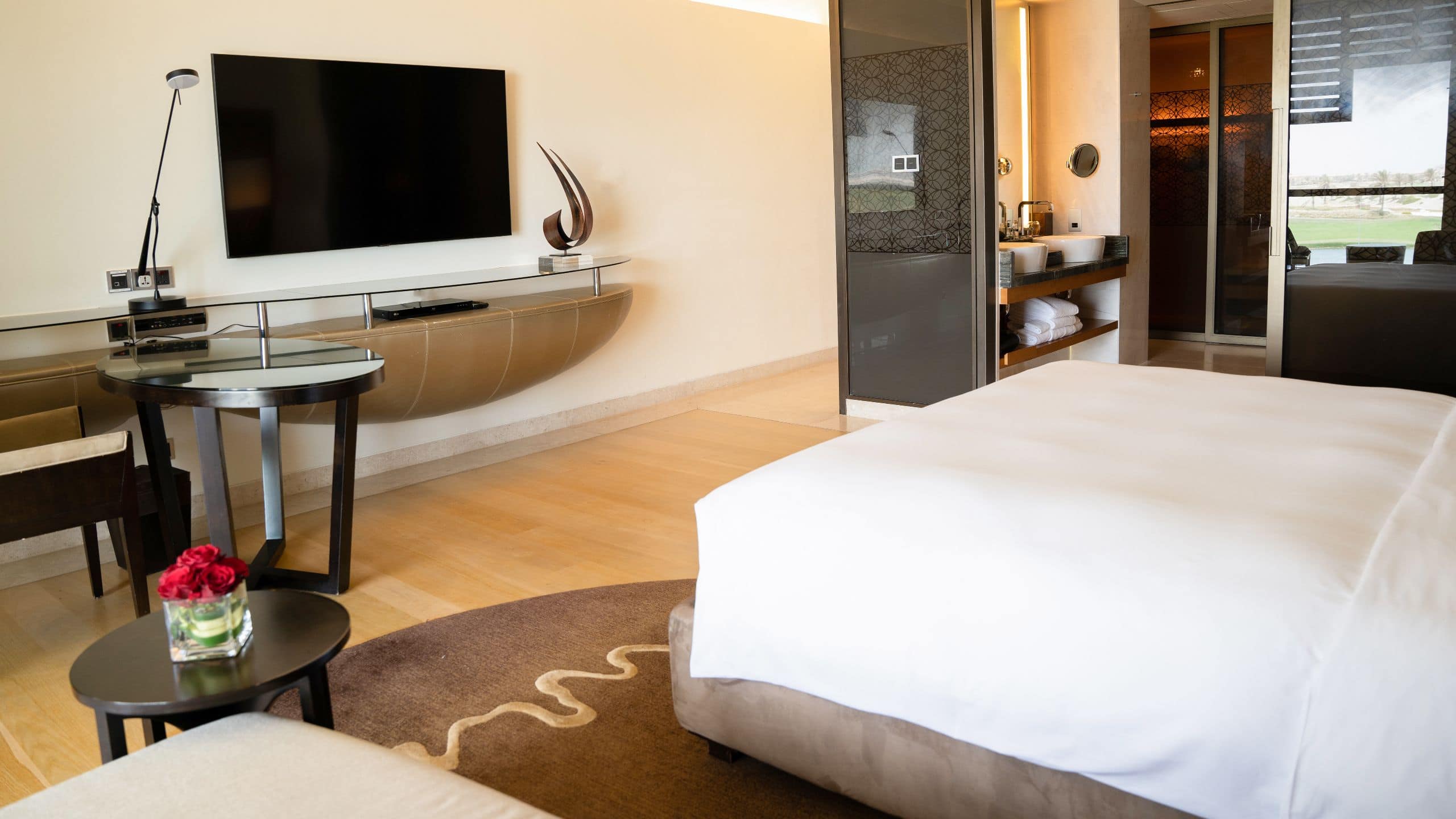 2 de 6 Park Hyatt Abu Dhabi Hotel and Villas Golf View King Guestroom Television