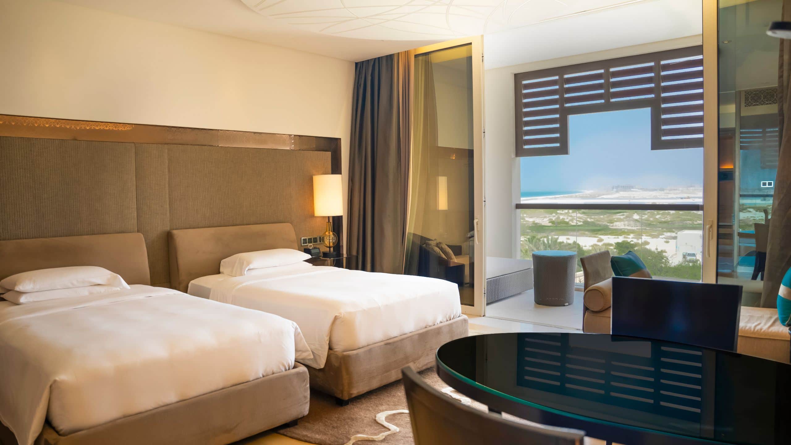 1 de 6 Park Hyatt Abu Dhabi Hotel and Villas Golf View Double Twin Guestroom Balcony