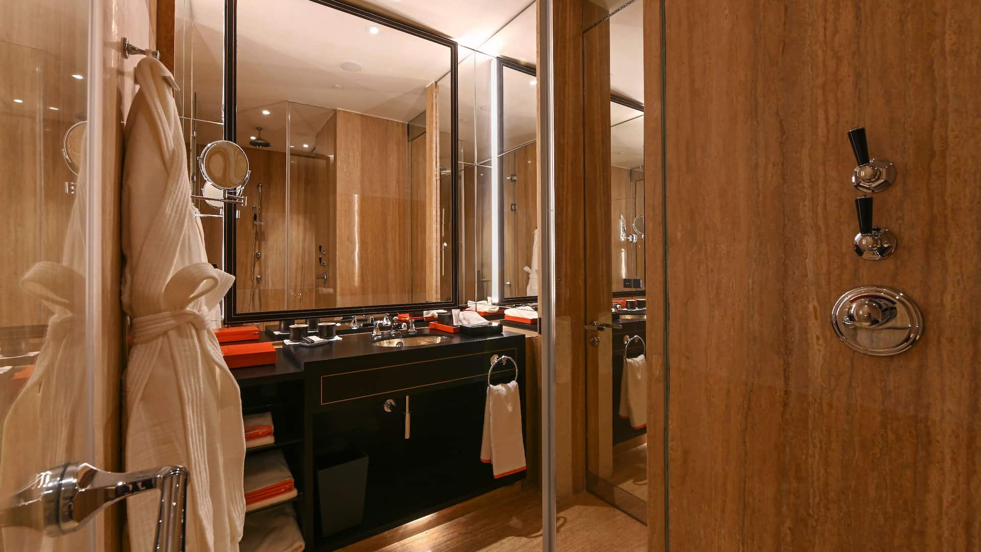 2 von 5 Grand Hyatt Gurgaon King Room Bathroom Shower Area