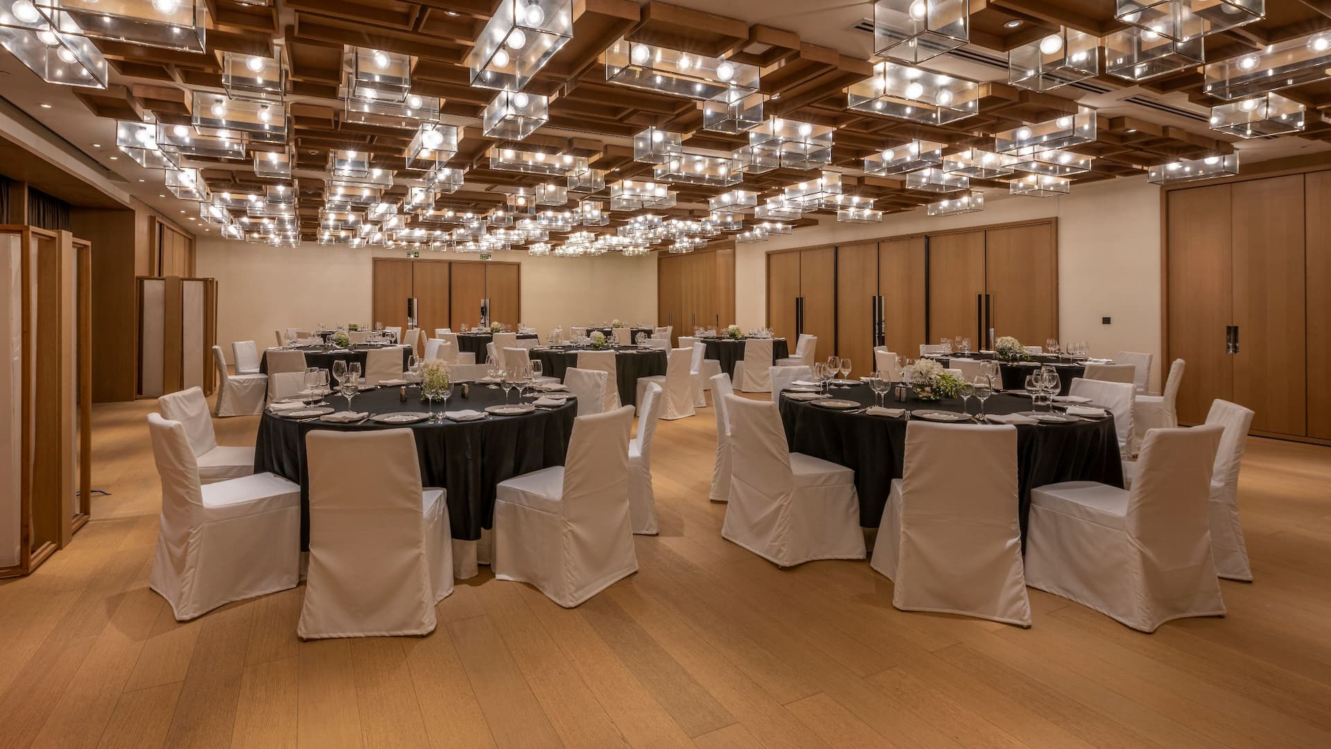 Grand Hyatt Gurgaon Lecture Hall Round Table Setup