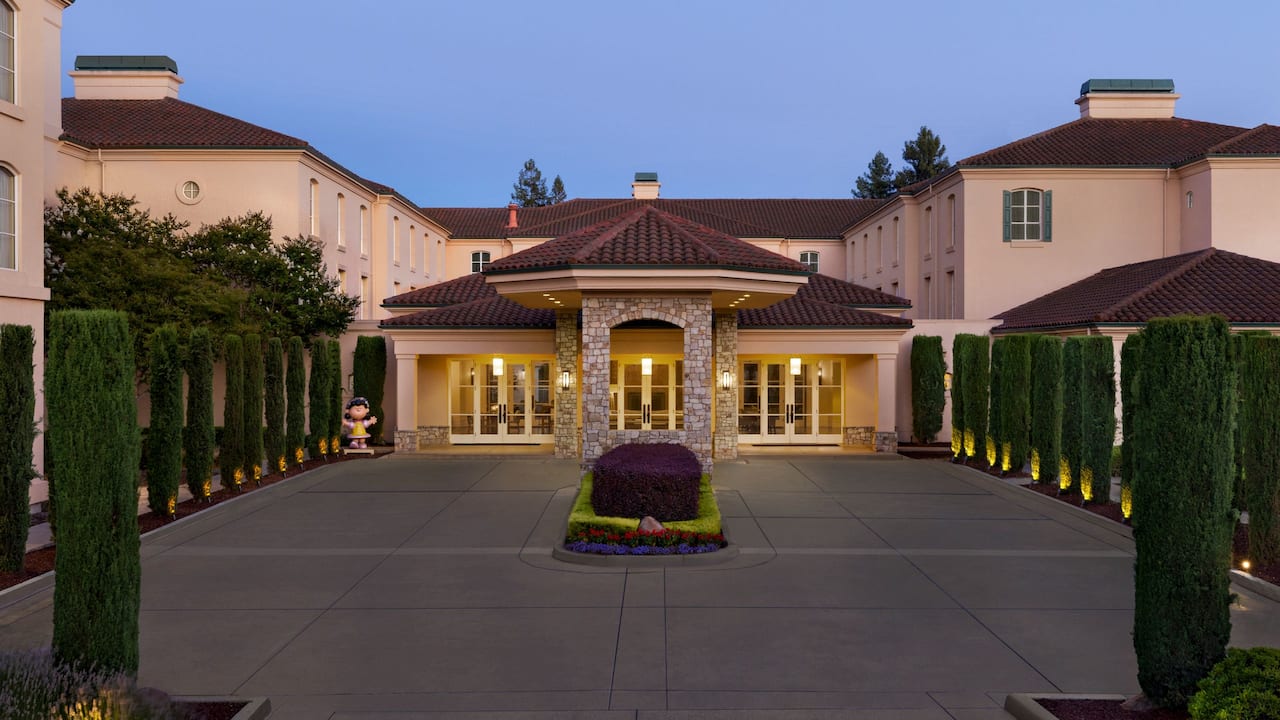Hotel Exterior Front Drive