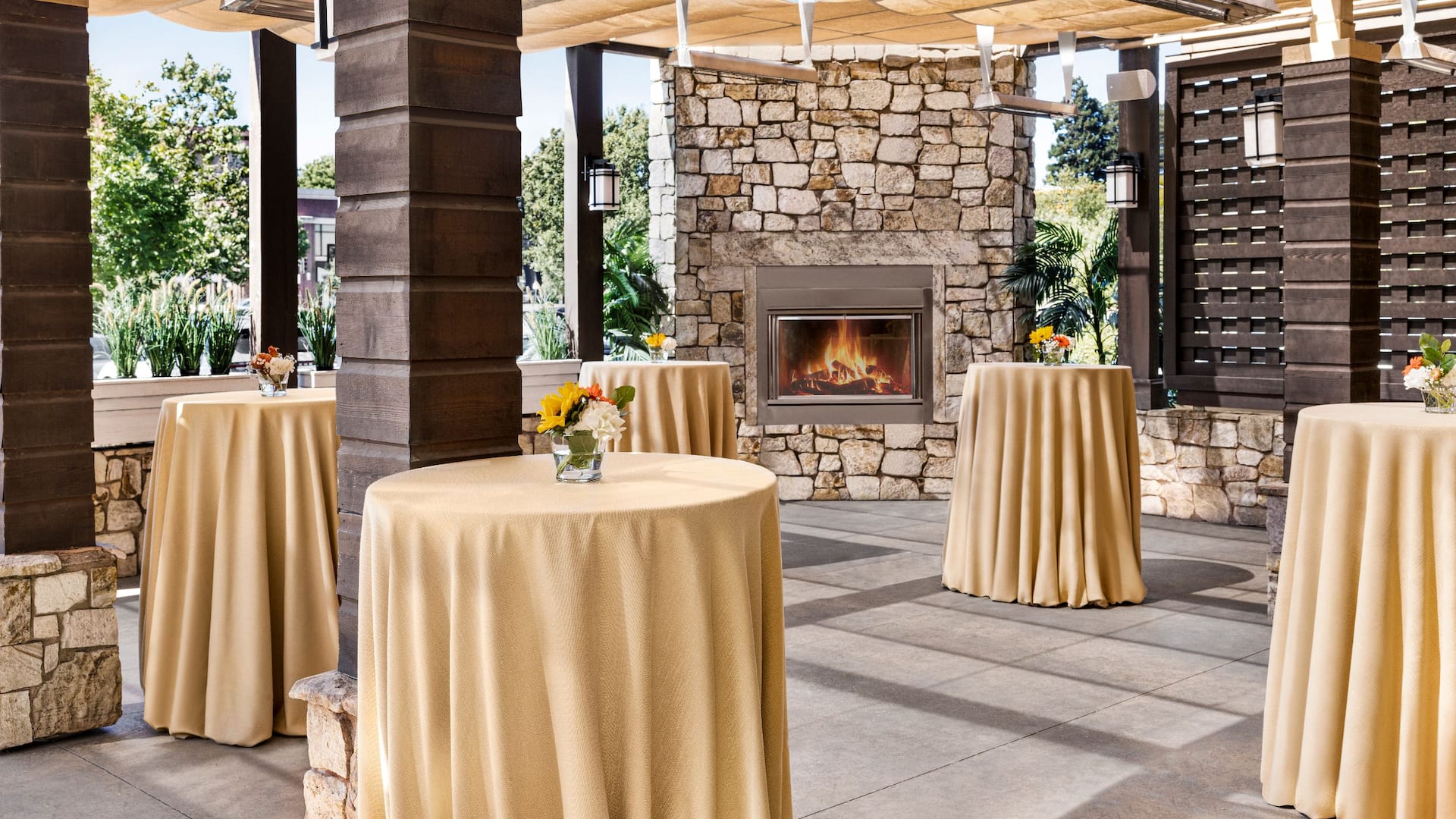 Hyatt Regency Sonoma Wine Country Railroad Cafe Tables