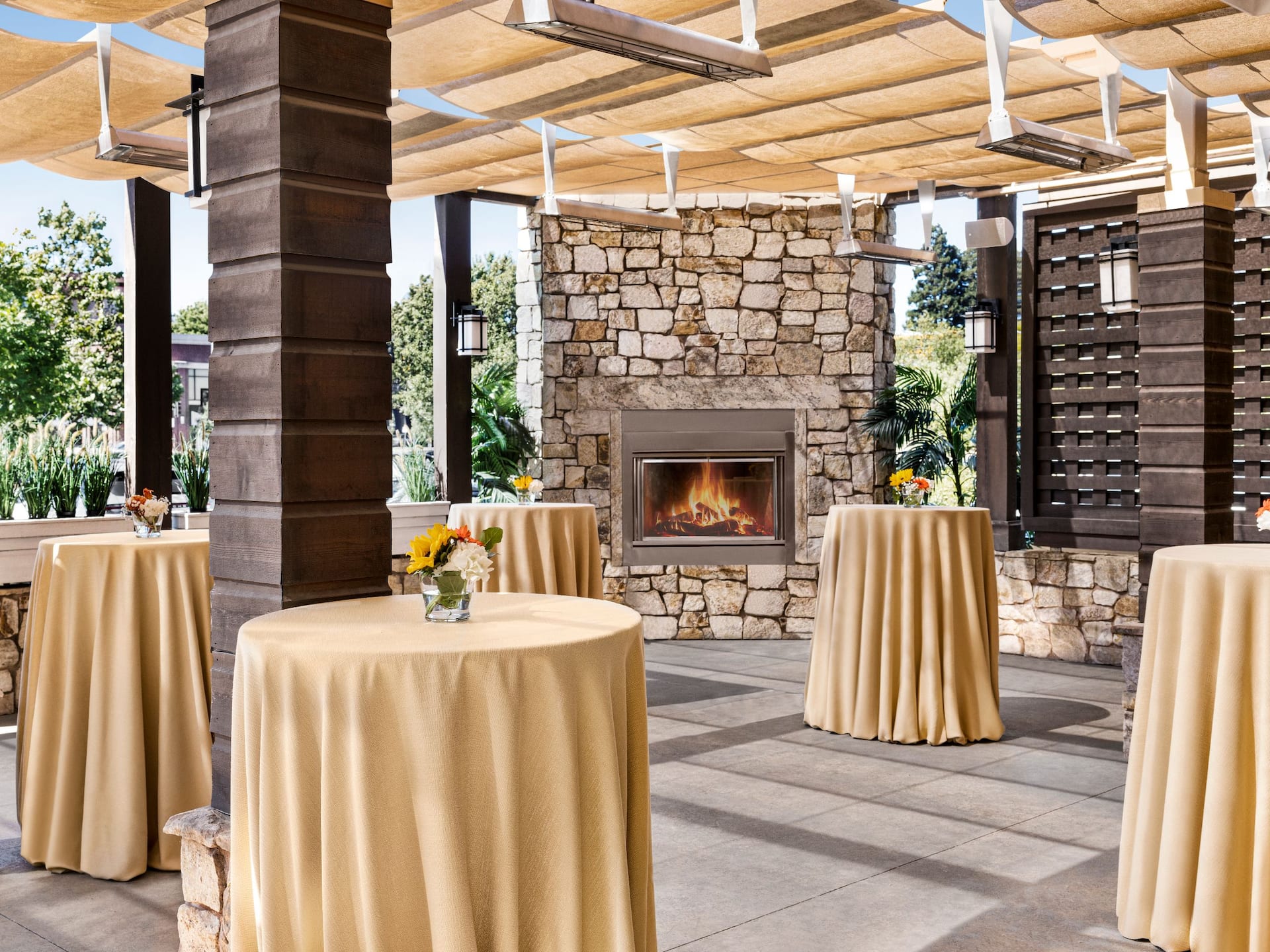 Hyatt Regency Sonoma Wine Country Railroad Cafe Tables