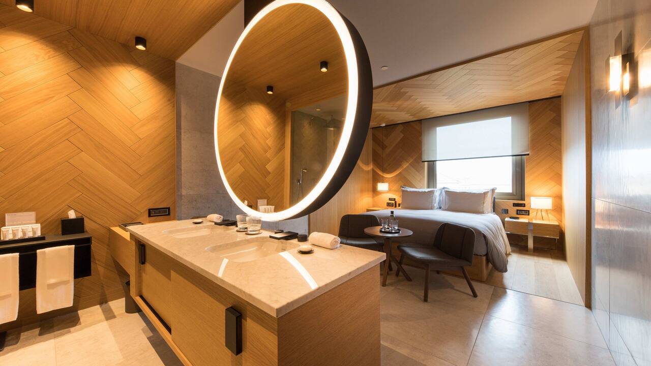 Sphere Guestroom Bathroom Into Bedroom