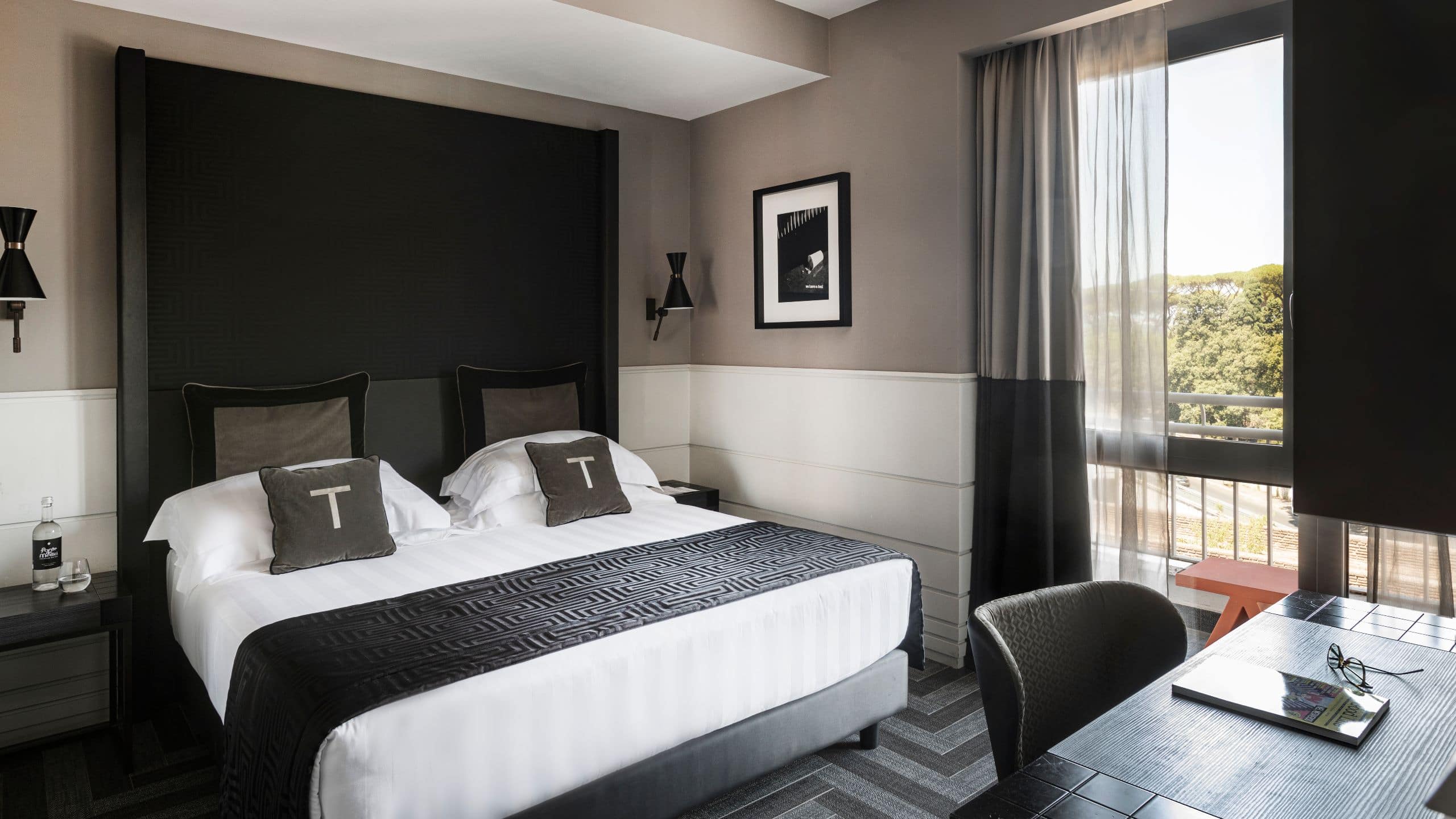 1/5 The Tribune One King Bed Deluxe Room View