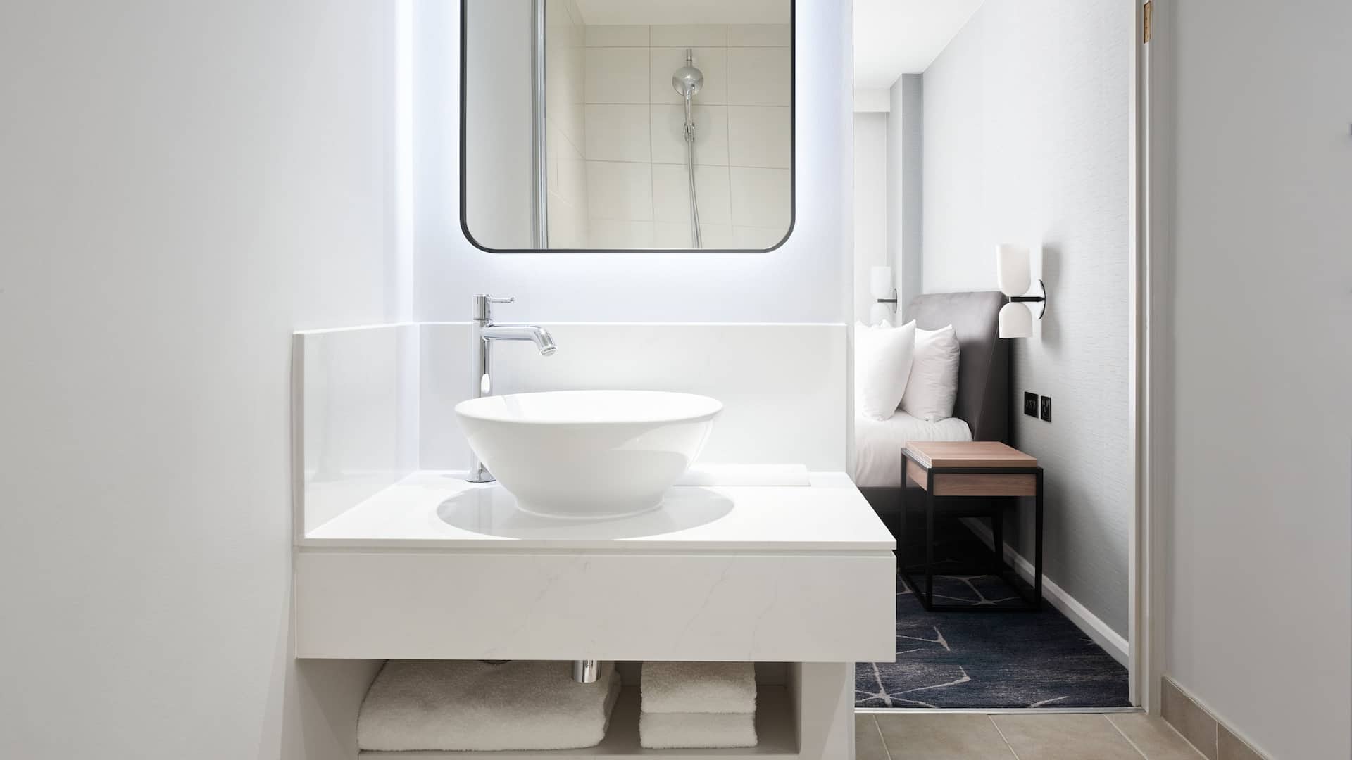 第 3，共 5 Hyatt House London Stratford Studio Bathroom