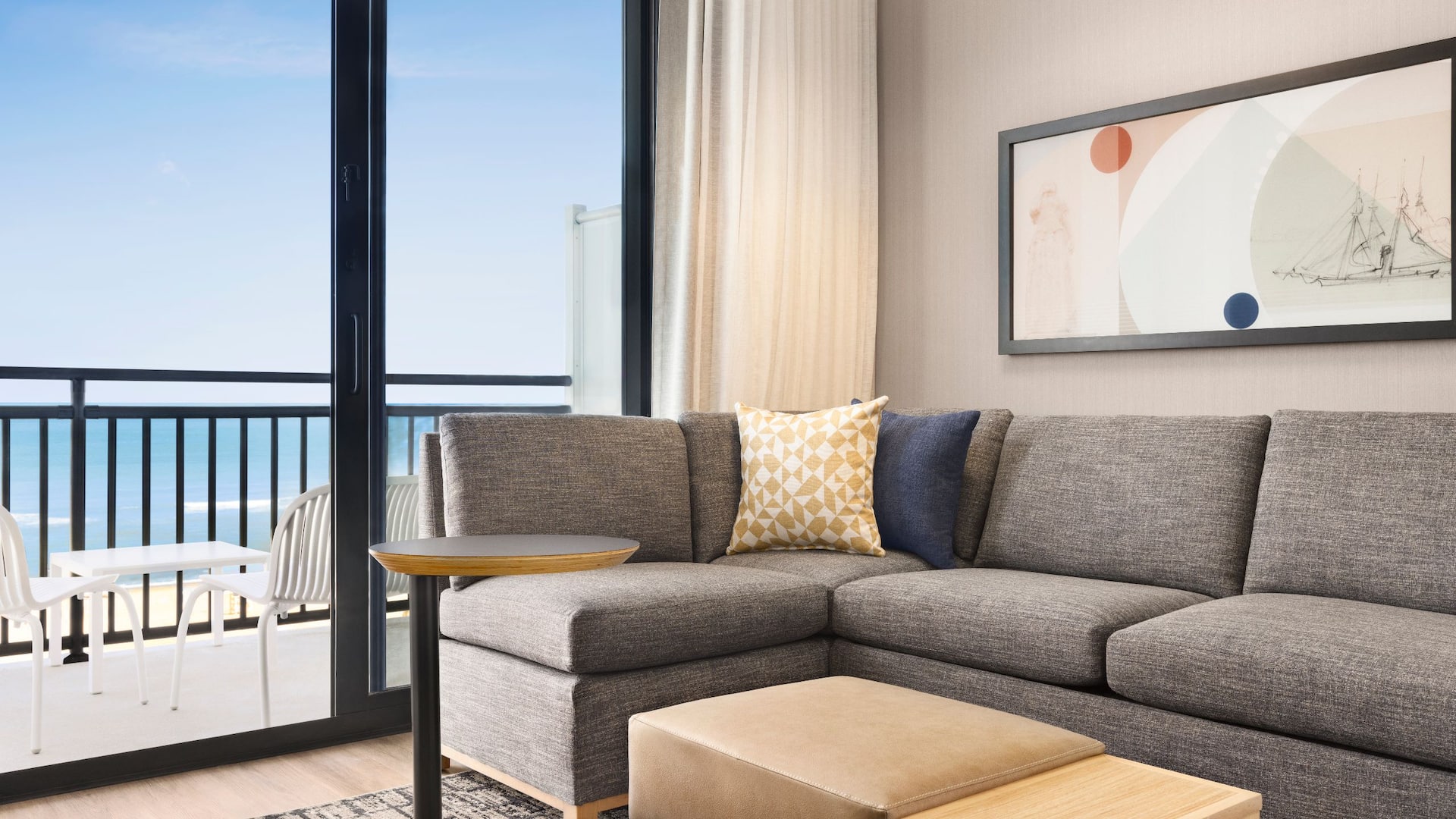 第 3，共 5 Hyatt Place Virginia Beach / Oceanfront  Oceanfront Two Queens Guestroom Couch Balcony