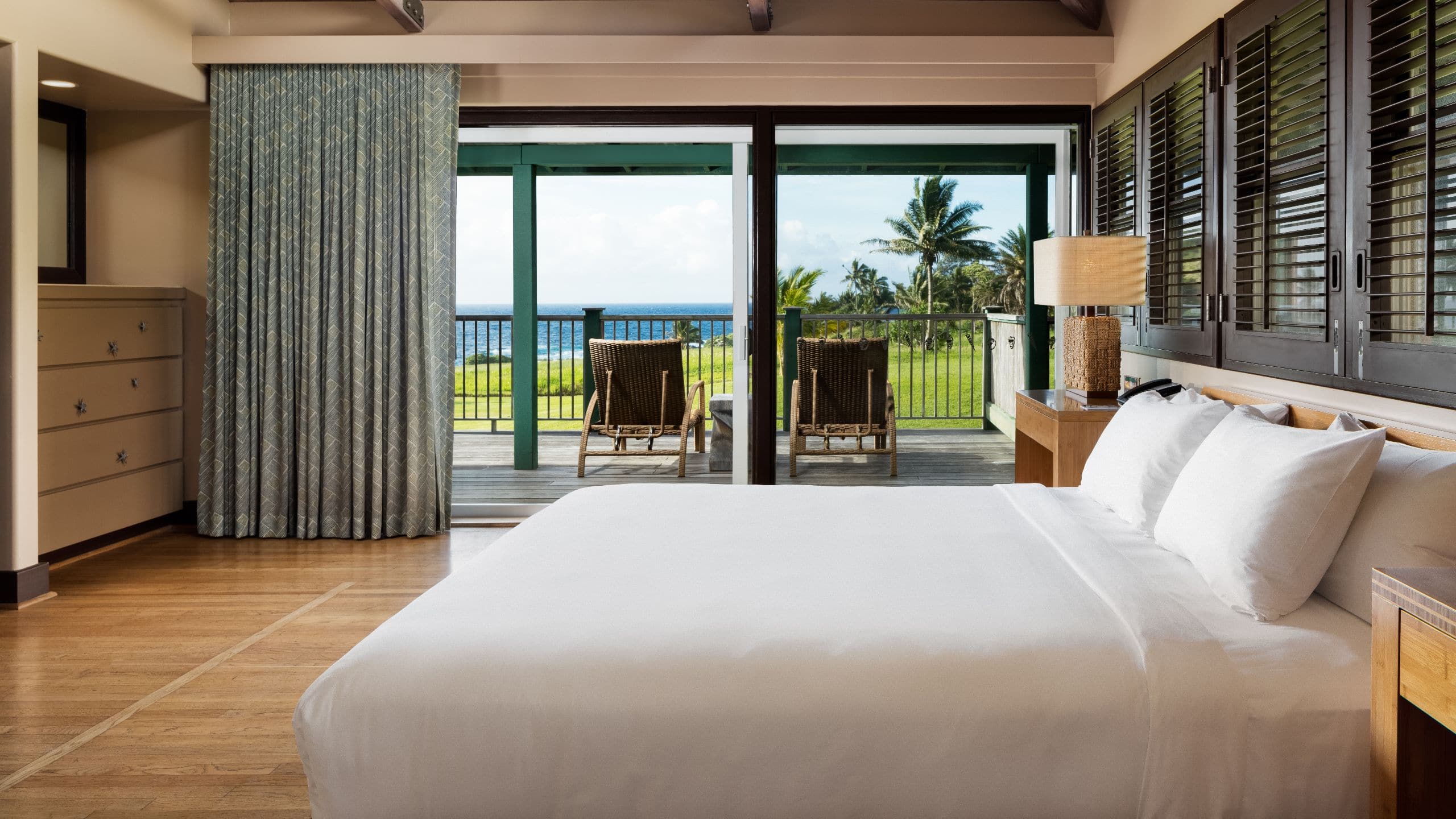 1/4 Hana-Maui Resort Oceanfront Bungalow Suite Bedroom