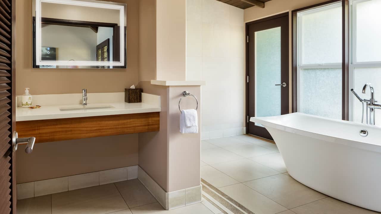 Jacuzzi Bungalow Bathroom