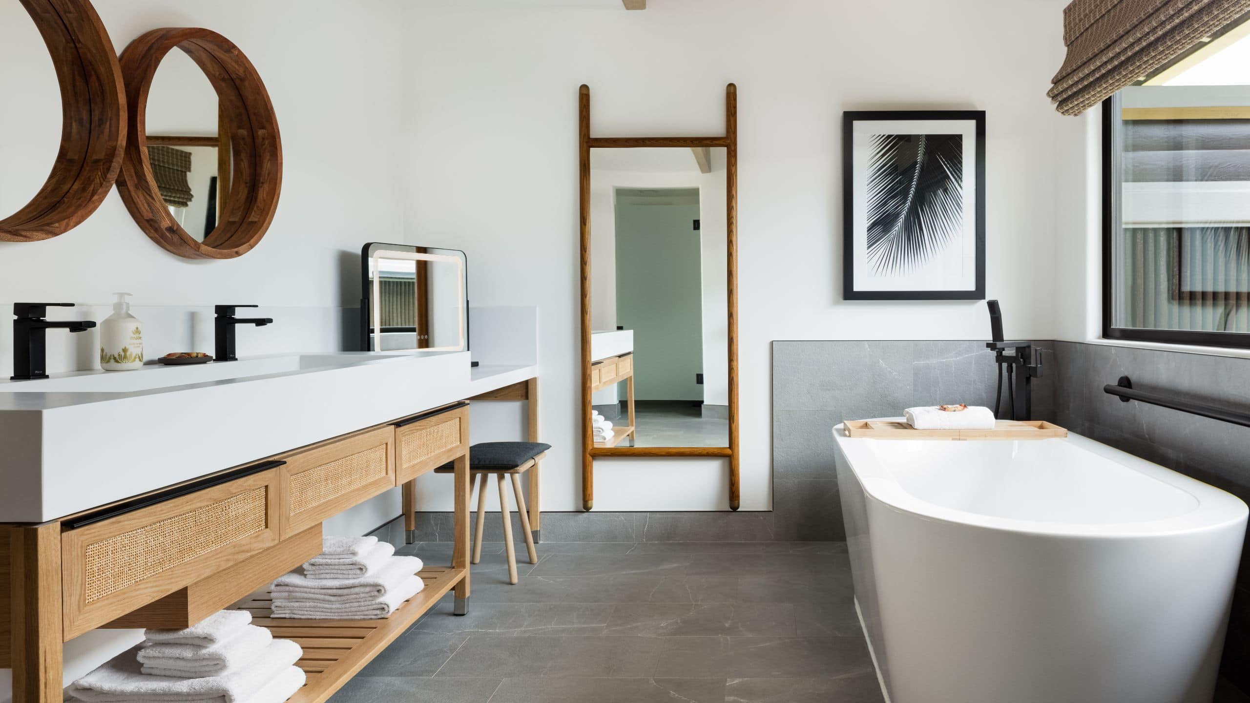 3/3 Hana-Maui Resort Oceanfront Bungalow Deluxe Suite Bathroom
