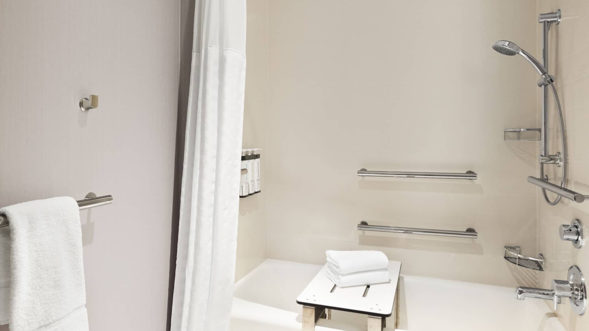 3/3 Hyatt Place Columbus / Polaris Accessible Bathroom Bathtub