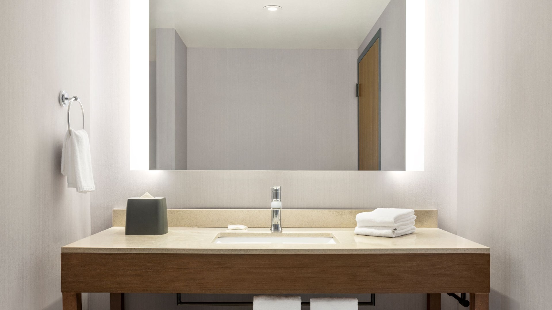 4/4 Hyatt Place Columbus / Polaris Suite Bathroom