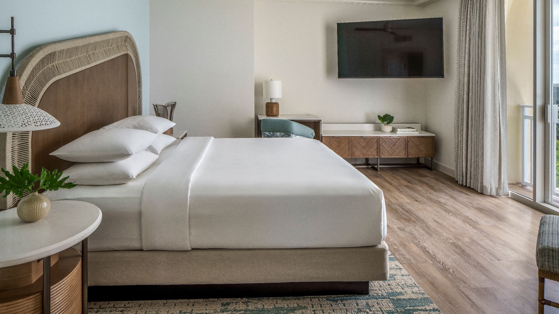 4/5 Hyatt Regency Coconut Point Resort and Spa One King Br Prem Bay View Sofa