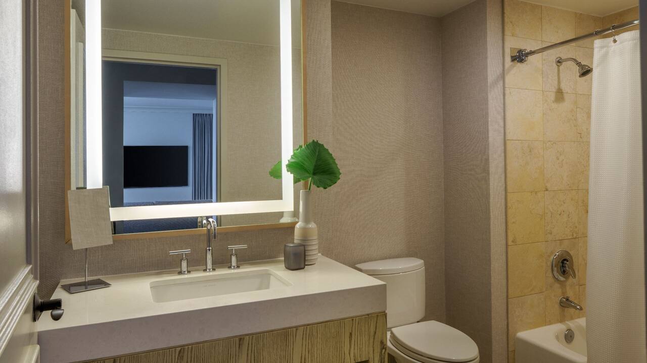 One King Br Bay View Four Balconies Bathroom