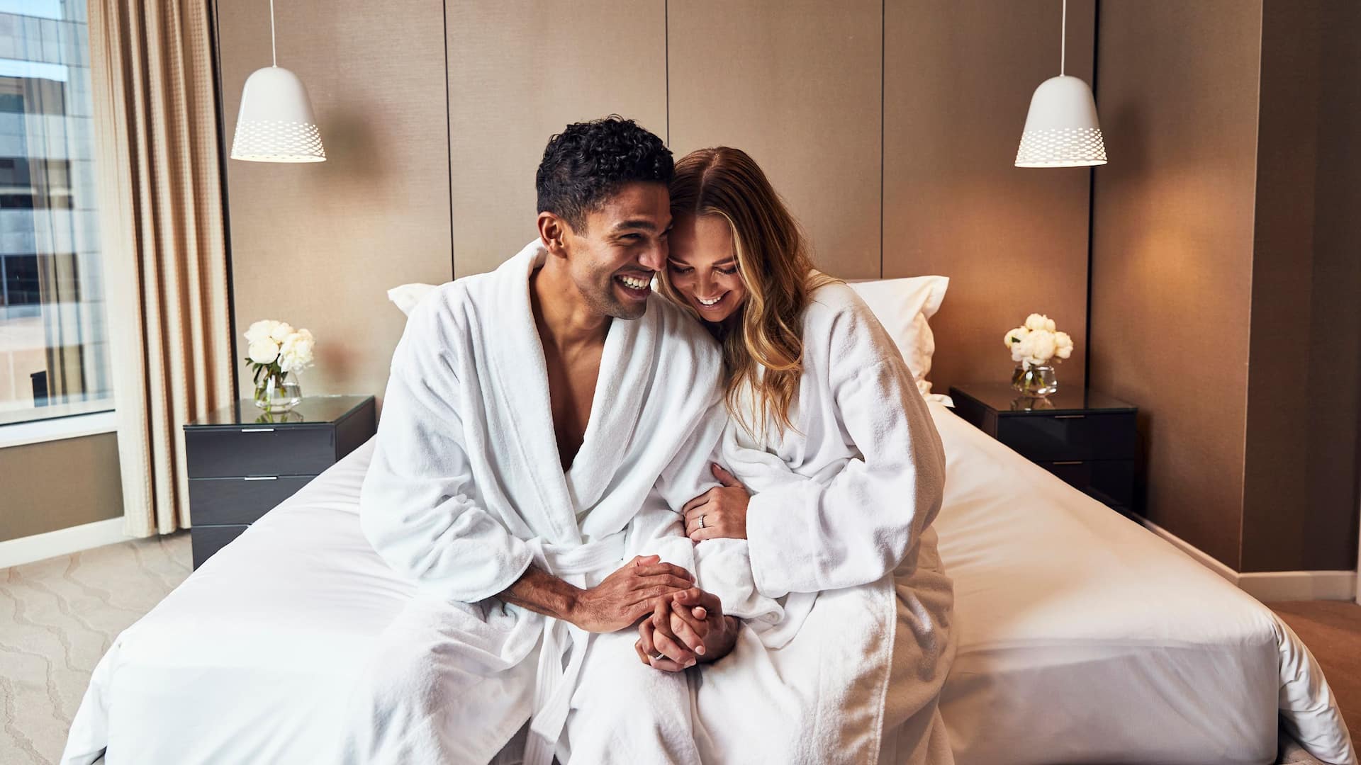 1 من 1 Global Couple Sitting Bed Robes