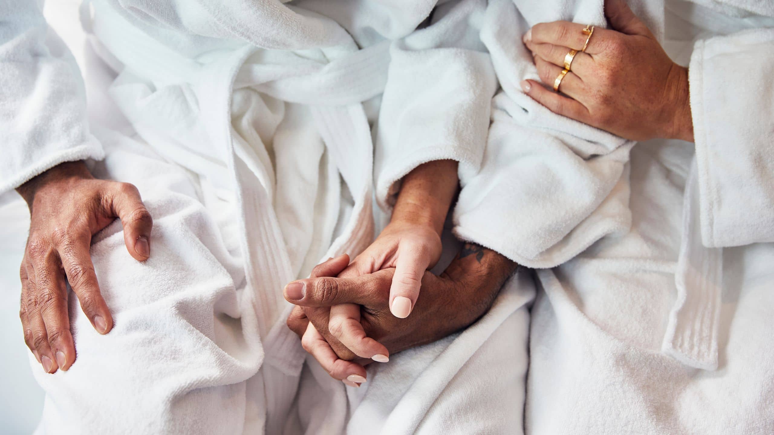 5/5 Global Couple Holding Hands Robe