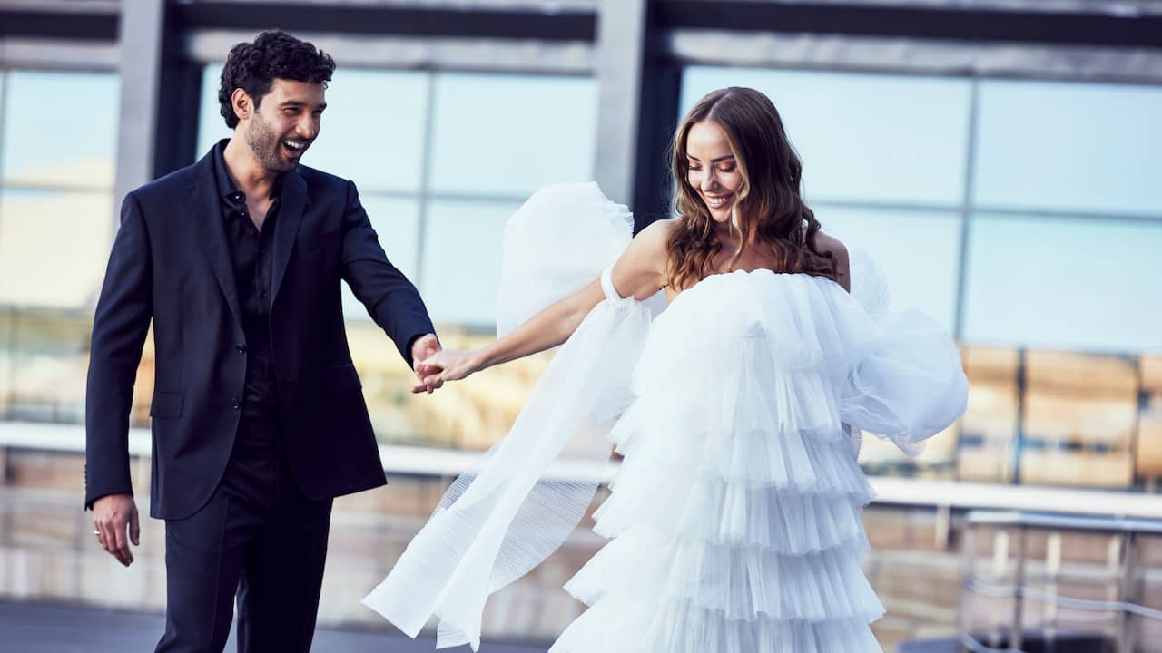 Wedding couple poses in the MediaHabor in front of Hyatt Regency Dusseldorf