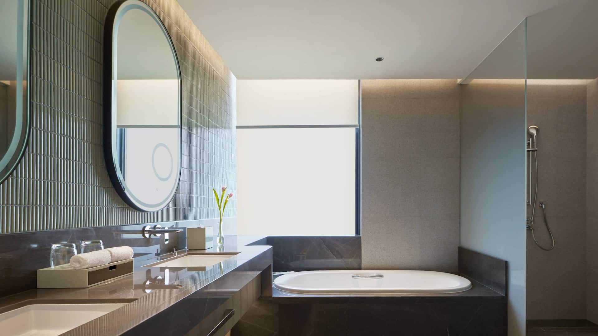 第 2，共 3 Hyatt Place Huangshan Train Station Specialty King Bed Bathroom